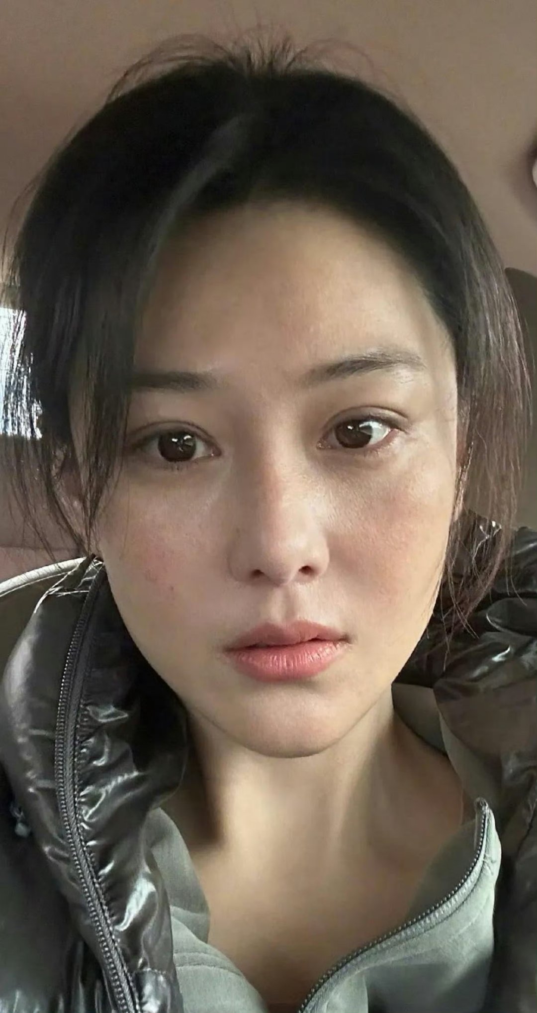 张予曦素颜照直发,有网友夸直率,有网友吐槽在女明星中一般,大家觉得