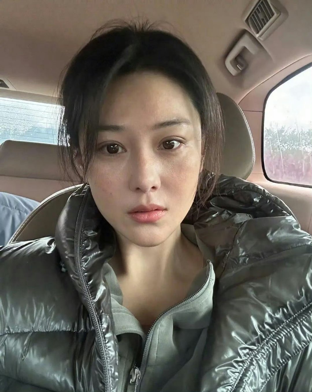 张予曦素颜照直发,有网友夸直率,有网友吐槽在女明星中一般,大家觉得