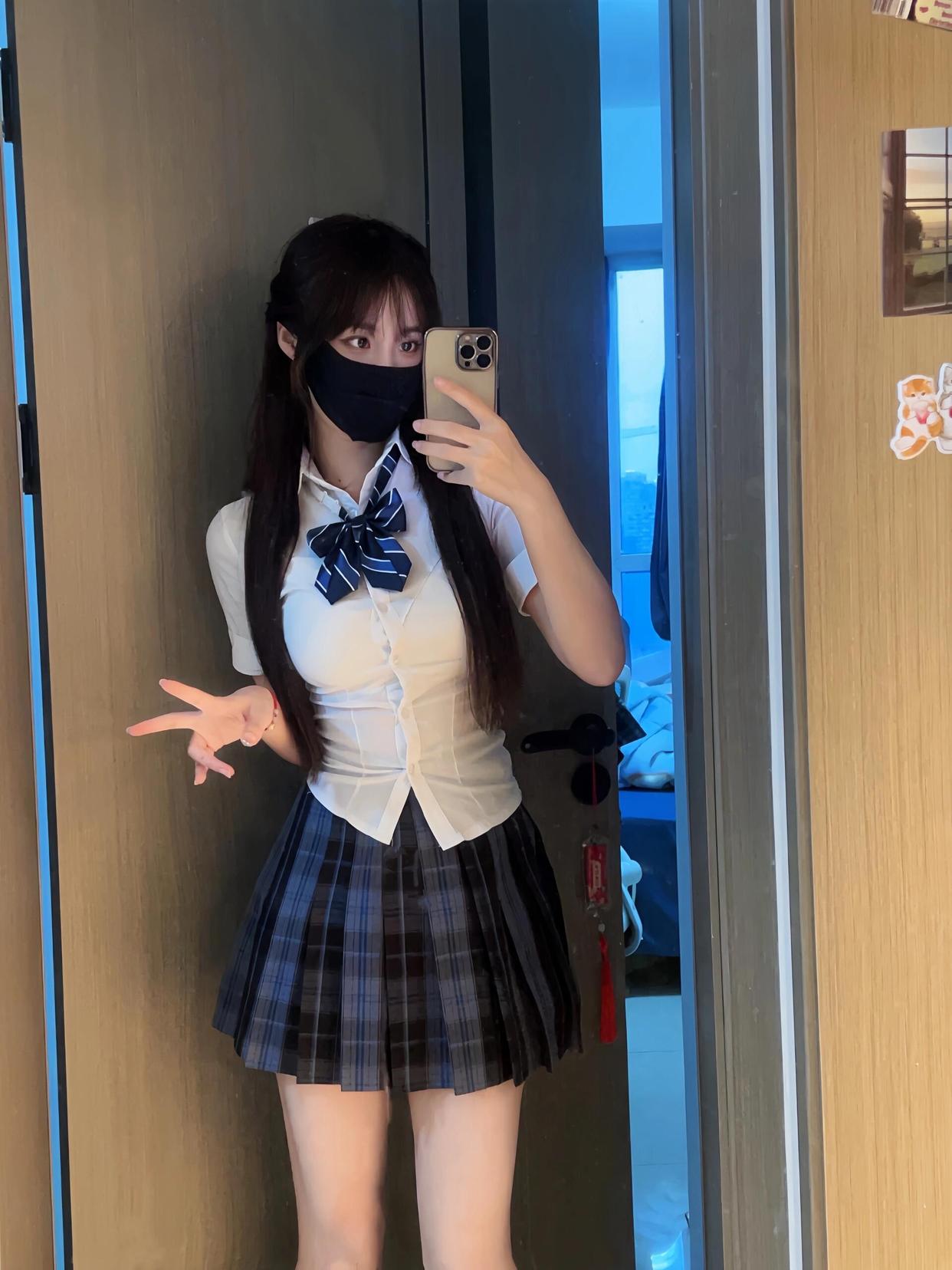 口罩遮住了小姐姐的脸,却遮盖不住她的美.