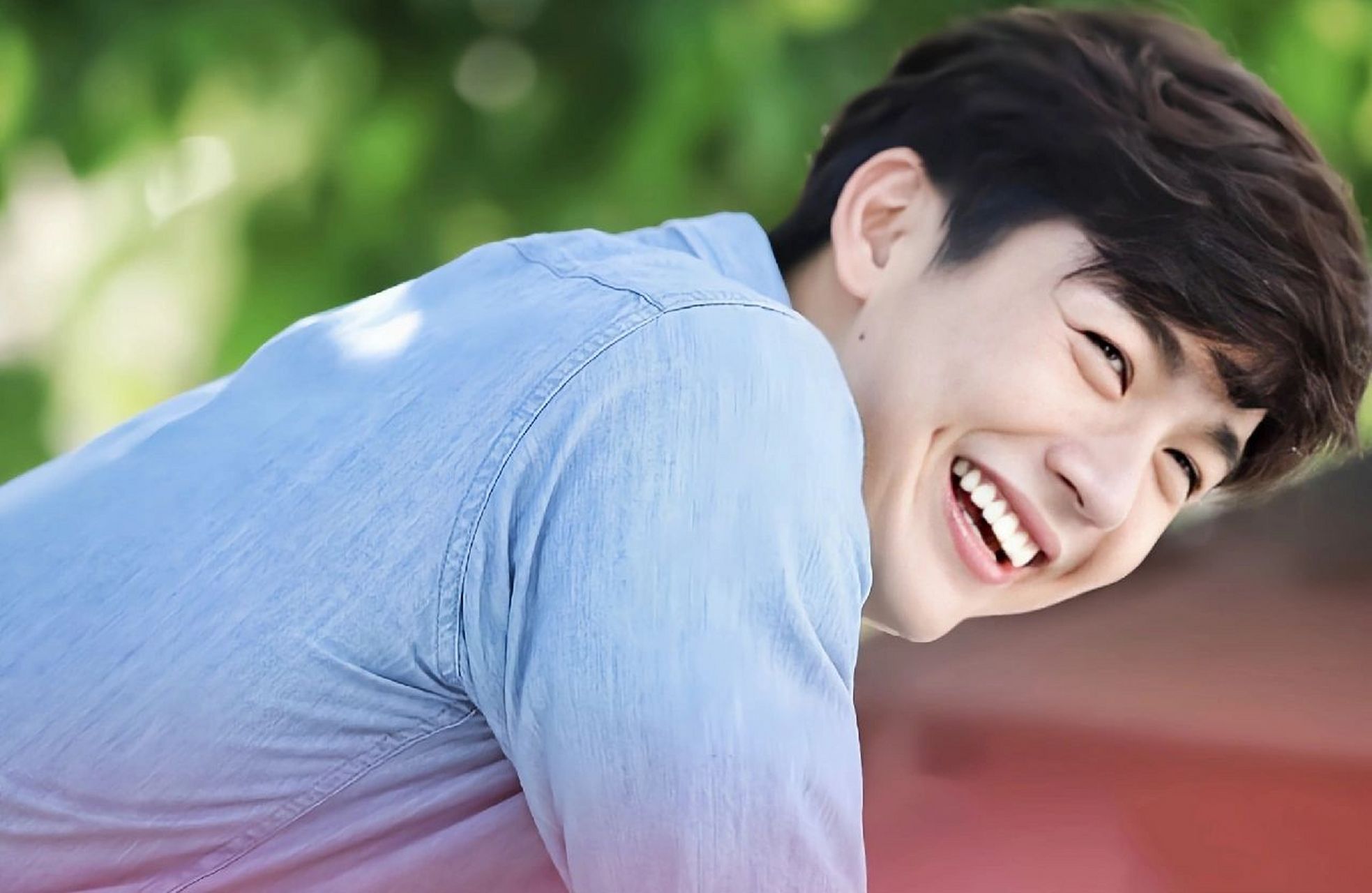 1,黄明昊黄景瑜两人参加极限挑战很合得来,就变成好朋友了,私下也一直