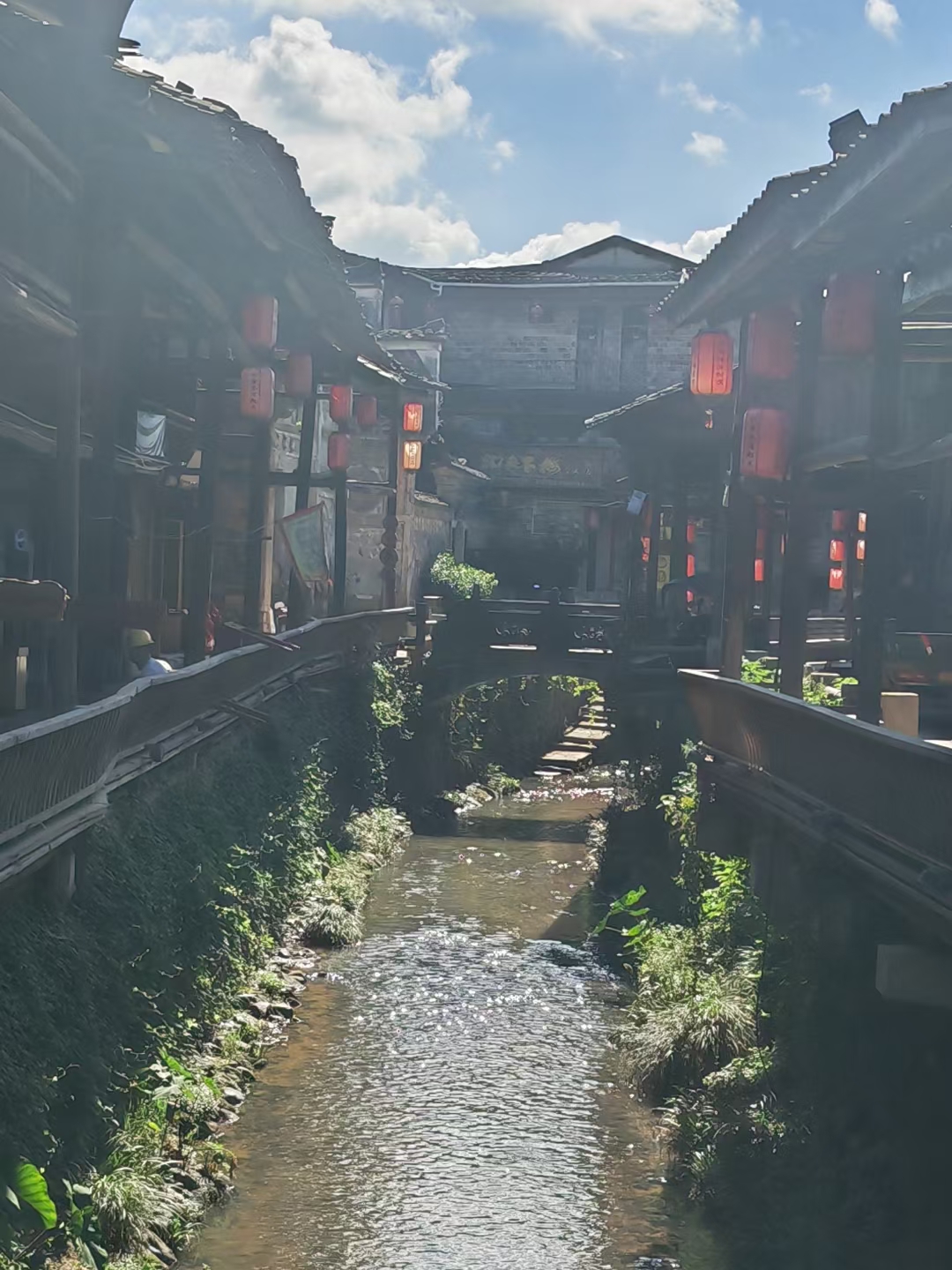 下梅村坐落在武夷山市东部,距市区6公里,南依武夷山风景区,梅溪从宋代