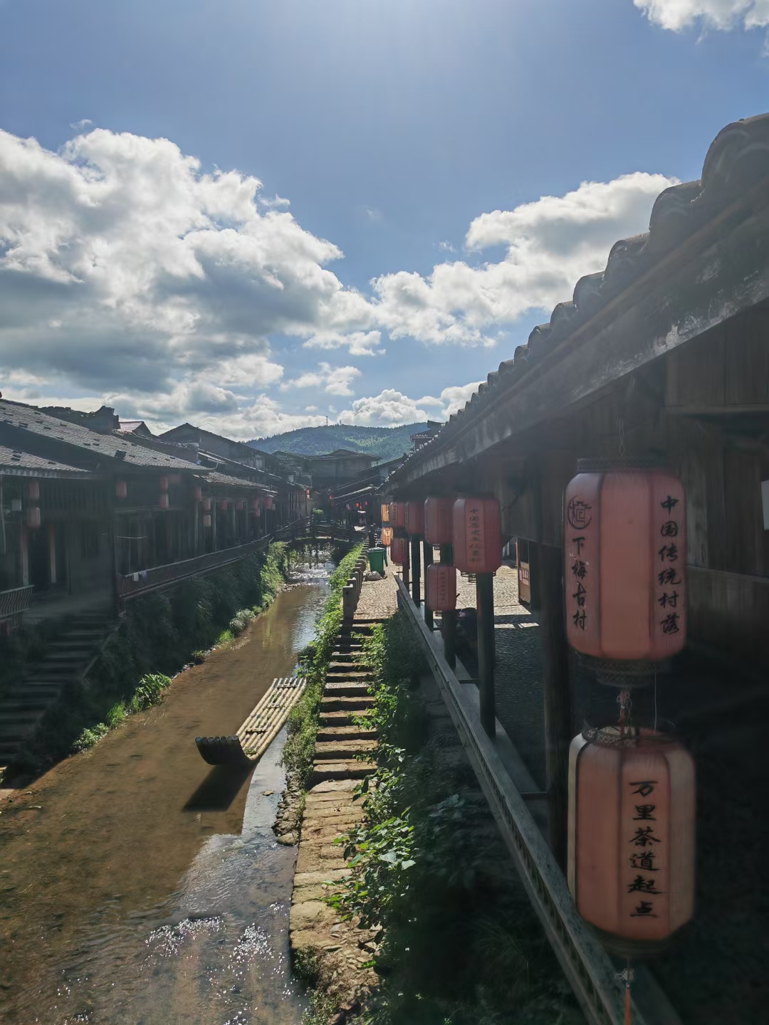 下梅村坐落在武夷山市东部,距市区6公里,南依武夷山风景区,梅溪从宋代