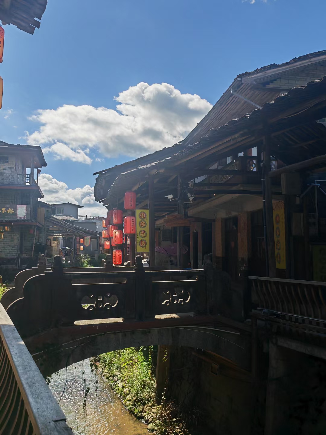 下梅村坐落在武夷山市东部,距市区6公里,南依武夷山风景区,梅溪从宋代