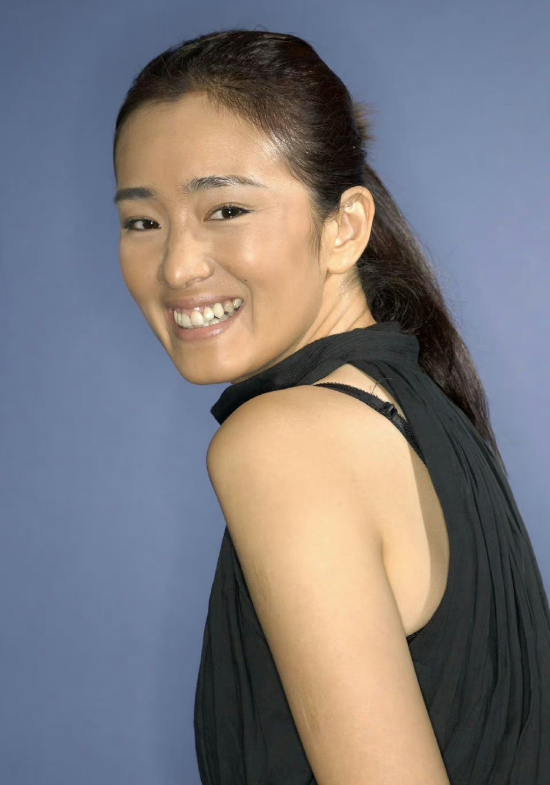 巩俐真的是一个很神奇的人,不笑的时候很高冷,笑起来又很有亲和力