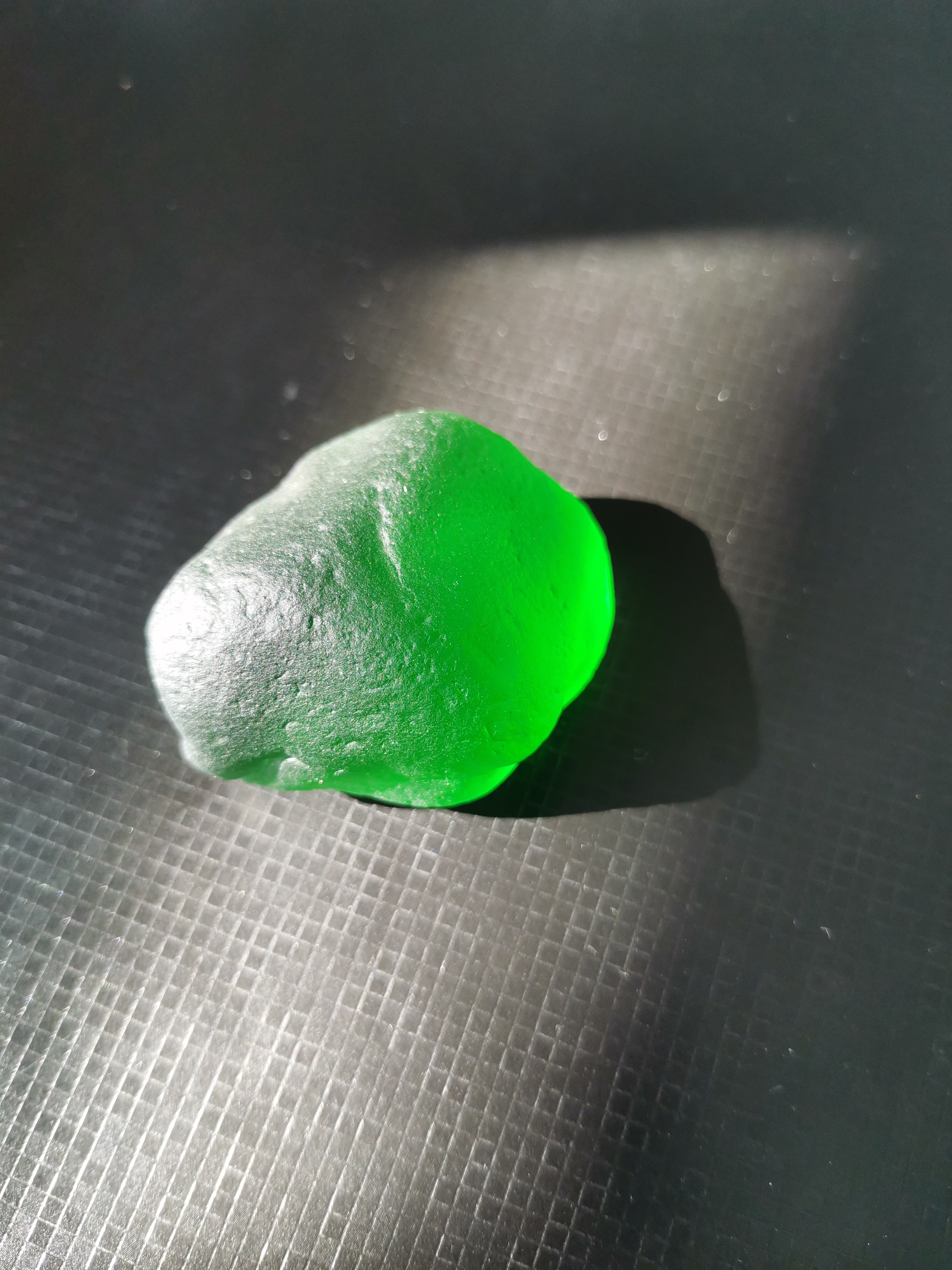 在咸鱼网买了一块所谓宝石光 拿回来立刻进行设计雕琢!石头有裂!