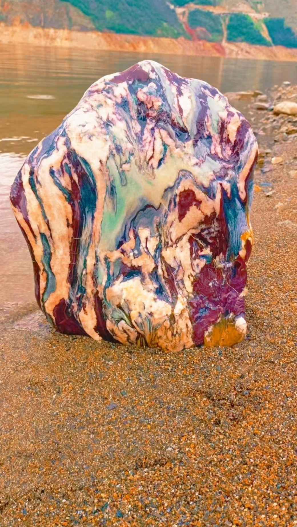 去海边玩,无意间看到好多好看的石头,看样子应该是涨水冲上来的,特别