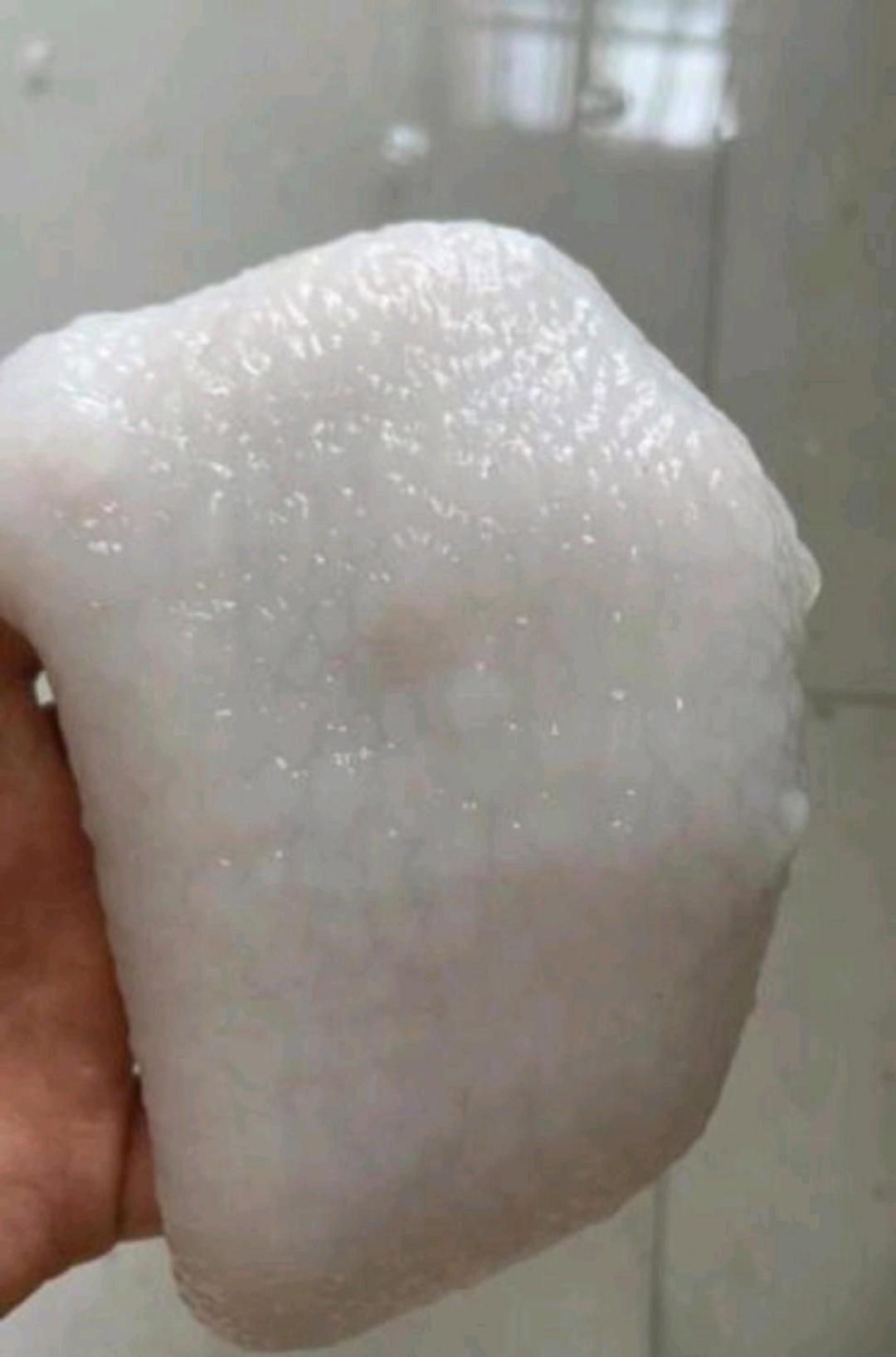 早上晾衣服,发现老公的衣服口袋里黏着一块白色的东西,用力拔才拿得