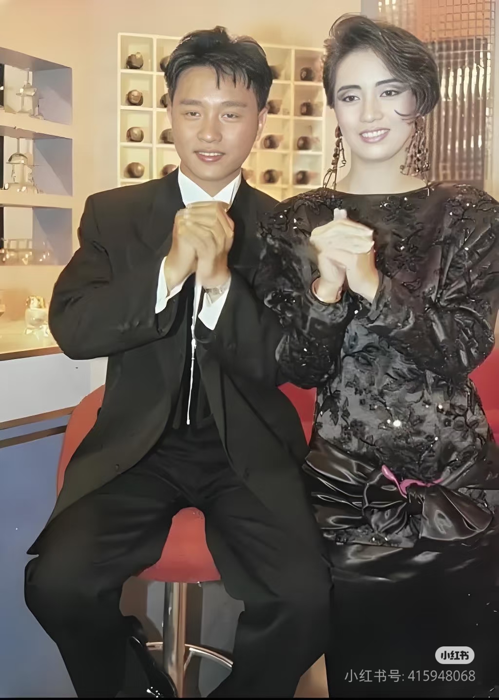 梅艳芳与挚友张国荣,时光里的经典笑容,仿佛能听见他们的笑声,穿越