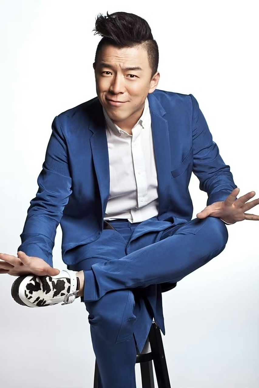 黄渤今天换了微博新头像,端水式宣传自己暑期档的三部电影《封神第一