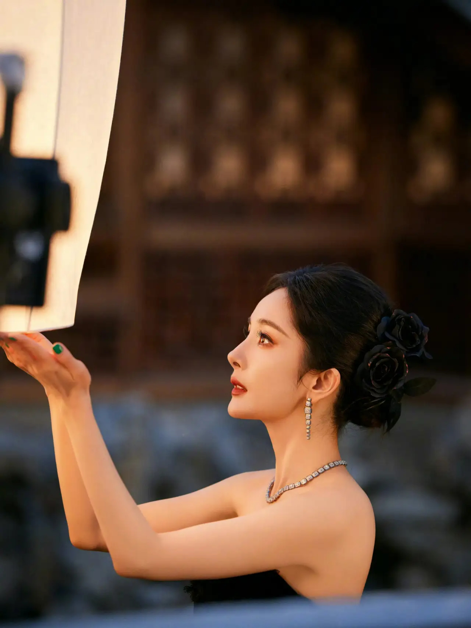 杨幂#智族gq年度人物盛典# #明星生图大赏# #养眼美女#  "宛如暗夜中