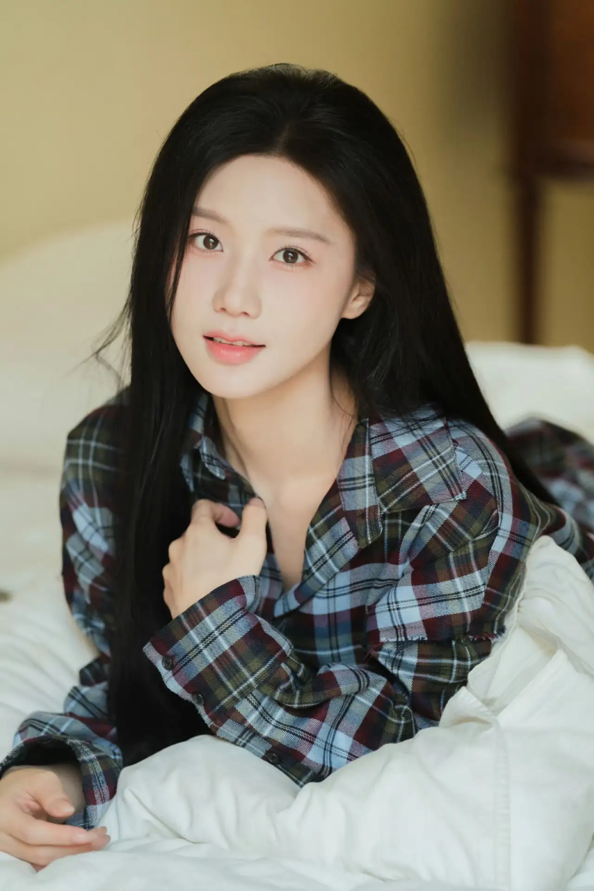 陈意涵#明星生图大赏# #养眼美女#  "躺在我纯白床单上的是一位年轻的