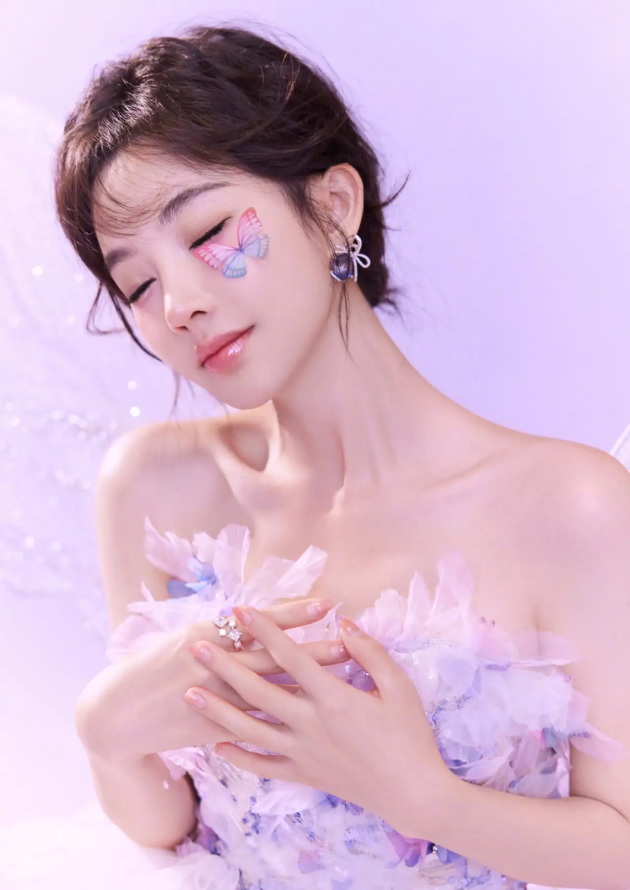 白色连衣裙轻盈飘逸,蓝色花朵装饰增添了几分神秘.