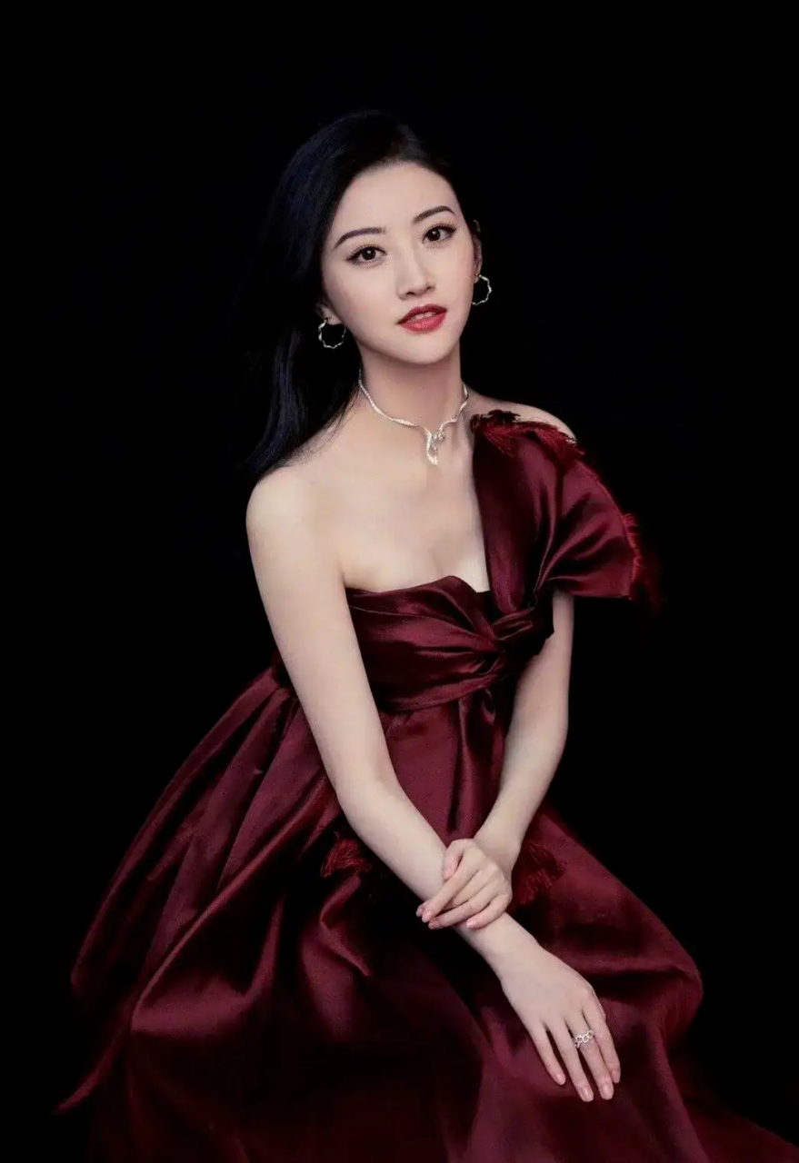 景甜#明星生图大赏# #养眼美女#  粉裙摇曳,耳环叮咚,一位黑发女子