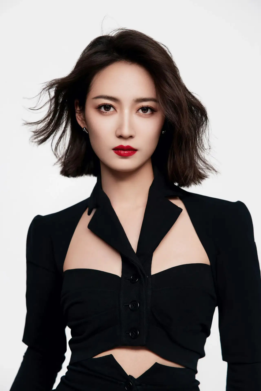 陈钰琪#明星生图大赏# #养眼美女#  "黑衣女神,未知的名字,却散发出