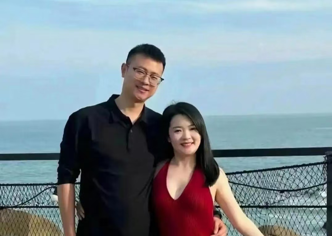 妻子照片黄钥钰全家福照片贺逸菲一家三口照片李启红女儿女婿照片庞
