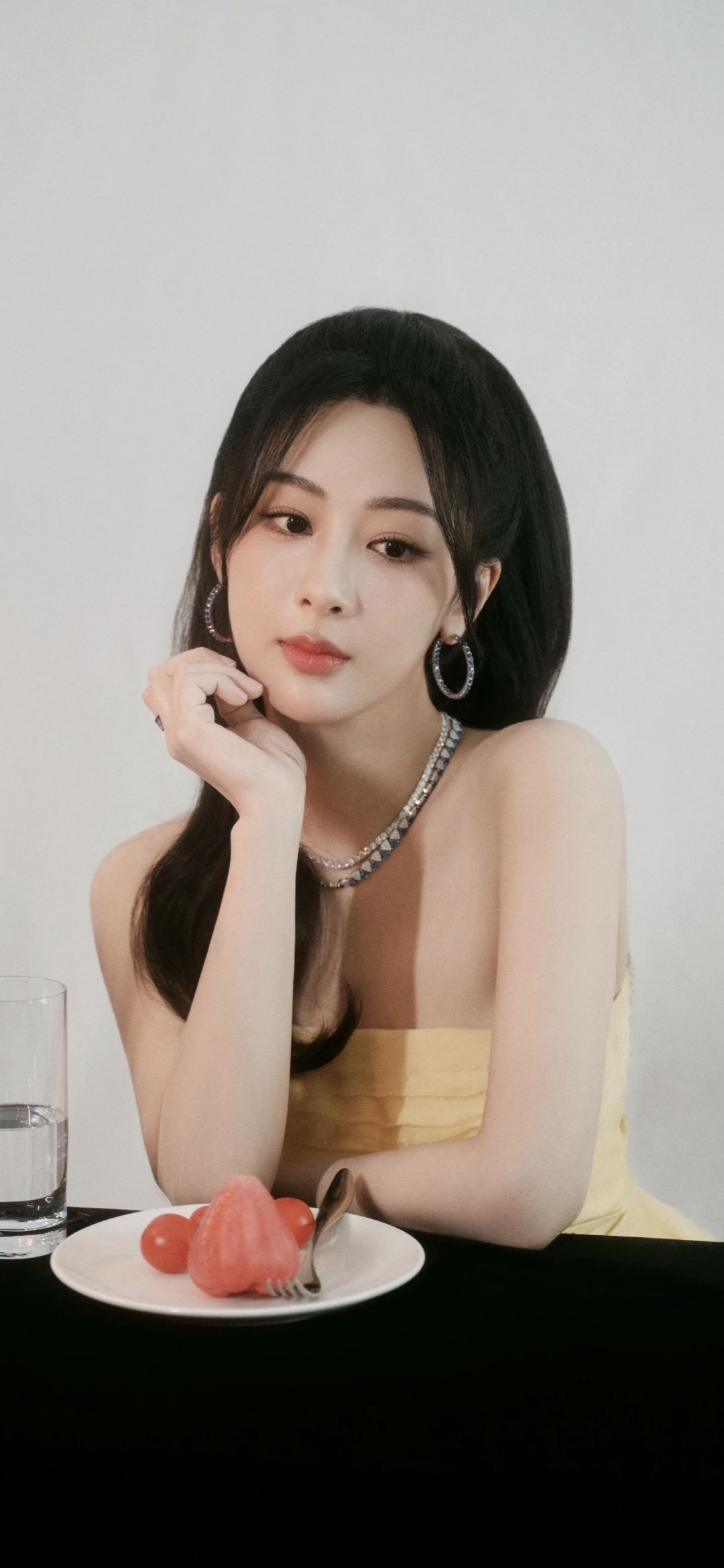 杨紫" 小姐姐优雅地坐在餐桌旁,手托香腮,看着盘中的甜品,似乎在思考
