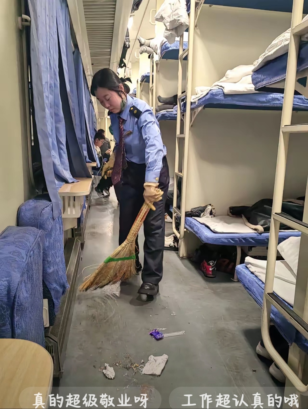 女乘务员非常敬业# 表扬一下这个女乖务员,k692次列车遇到的,上车两