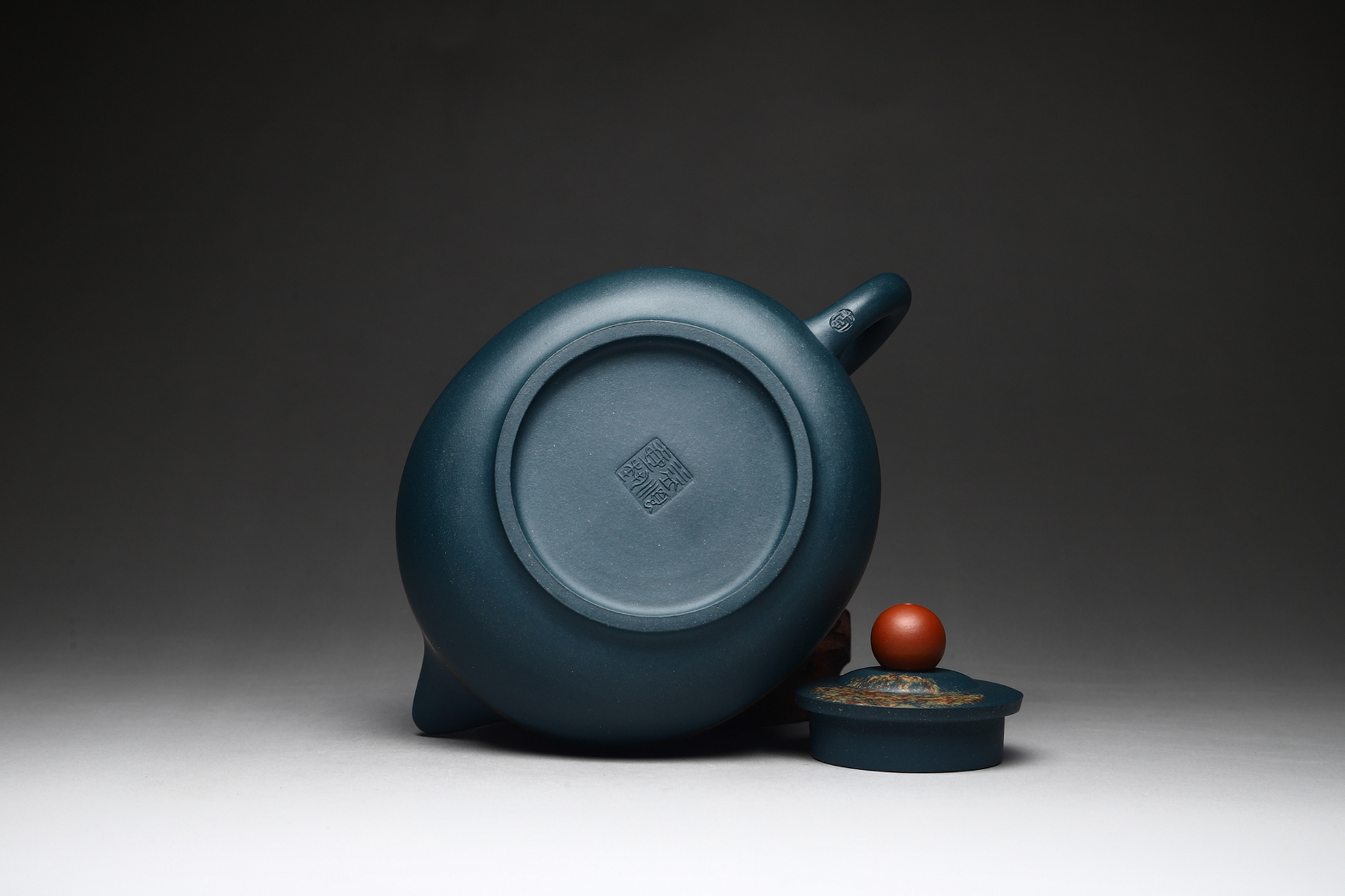 季益顺大师代表作 ·晨曲壶 此作品以绞泥技艺而制,具有壶画合一的