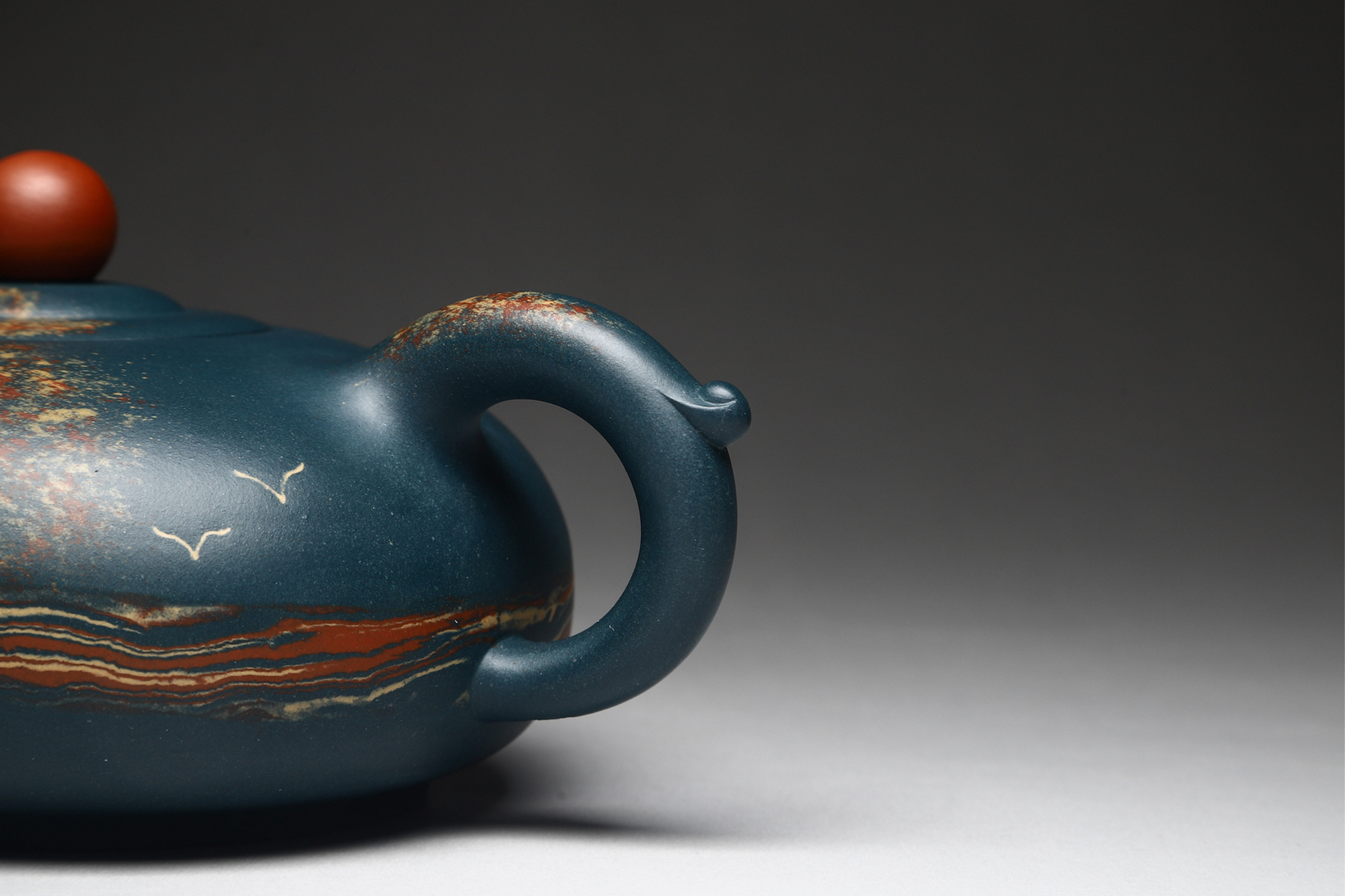 季益顺大师代表作 ·晨曲壶 此作品以绞泥技艺而制,具有壶画合一的