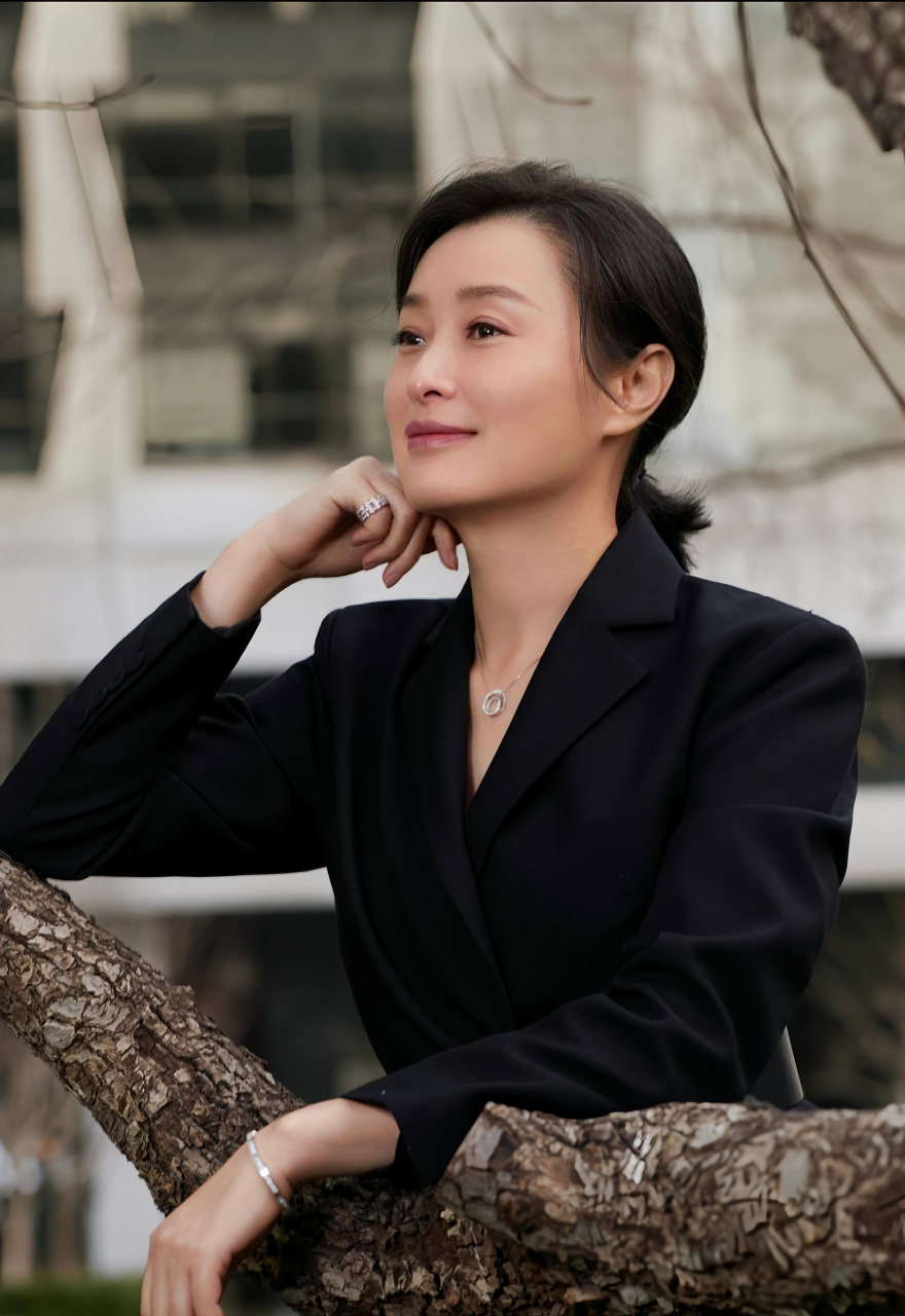 吴越一位知性洒脱的女演员,为我们呈现了很多经典的影视人物作品,同时
