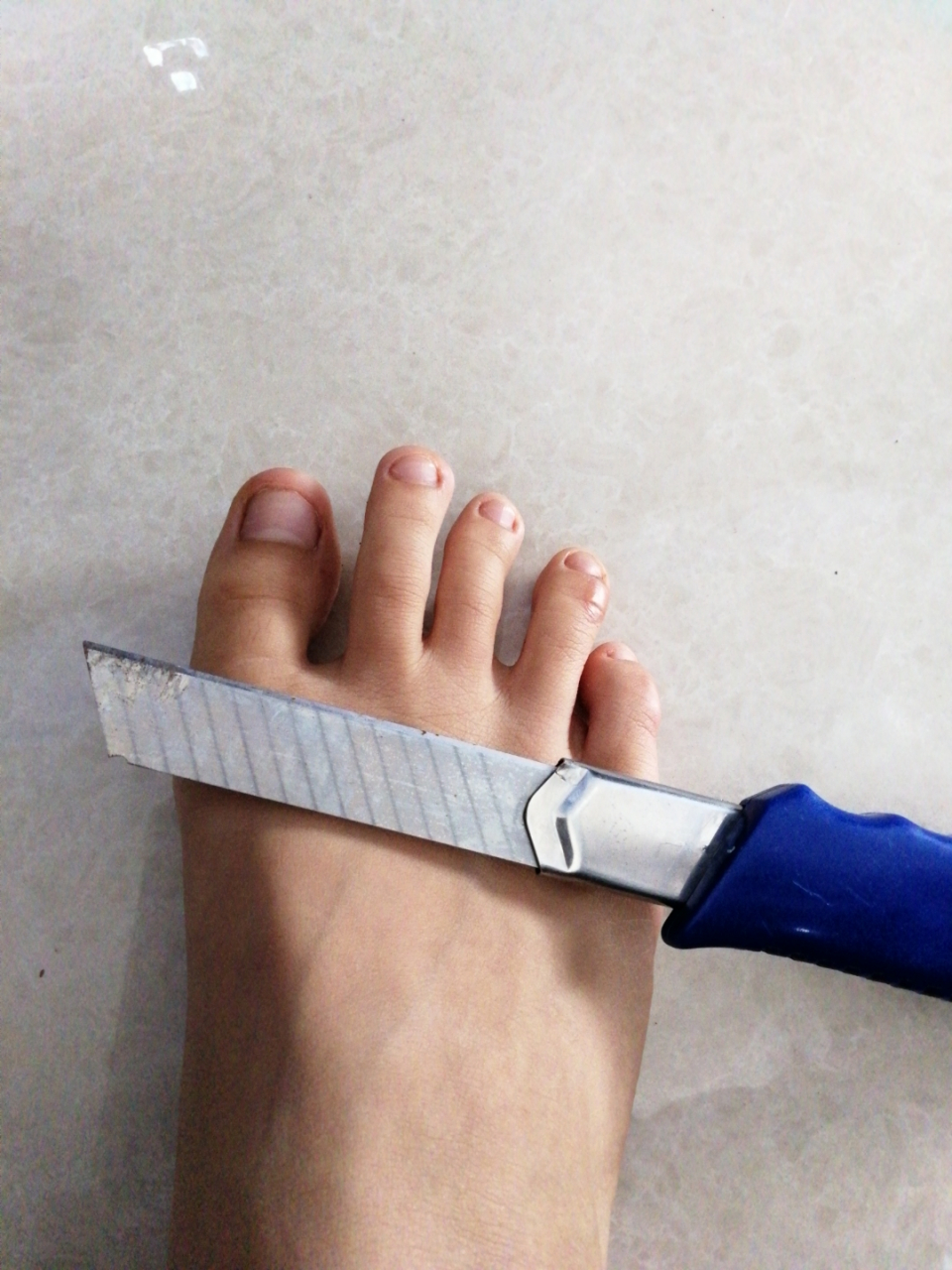 哪位大神帮我把脚指割了