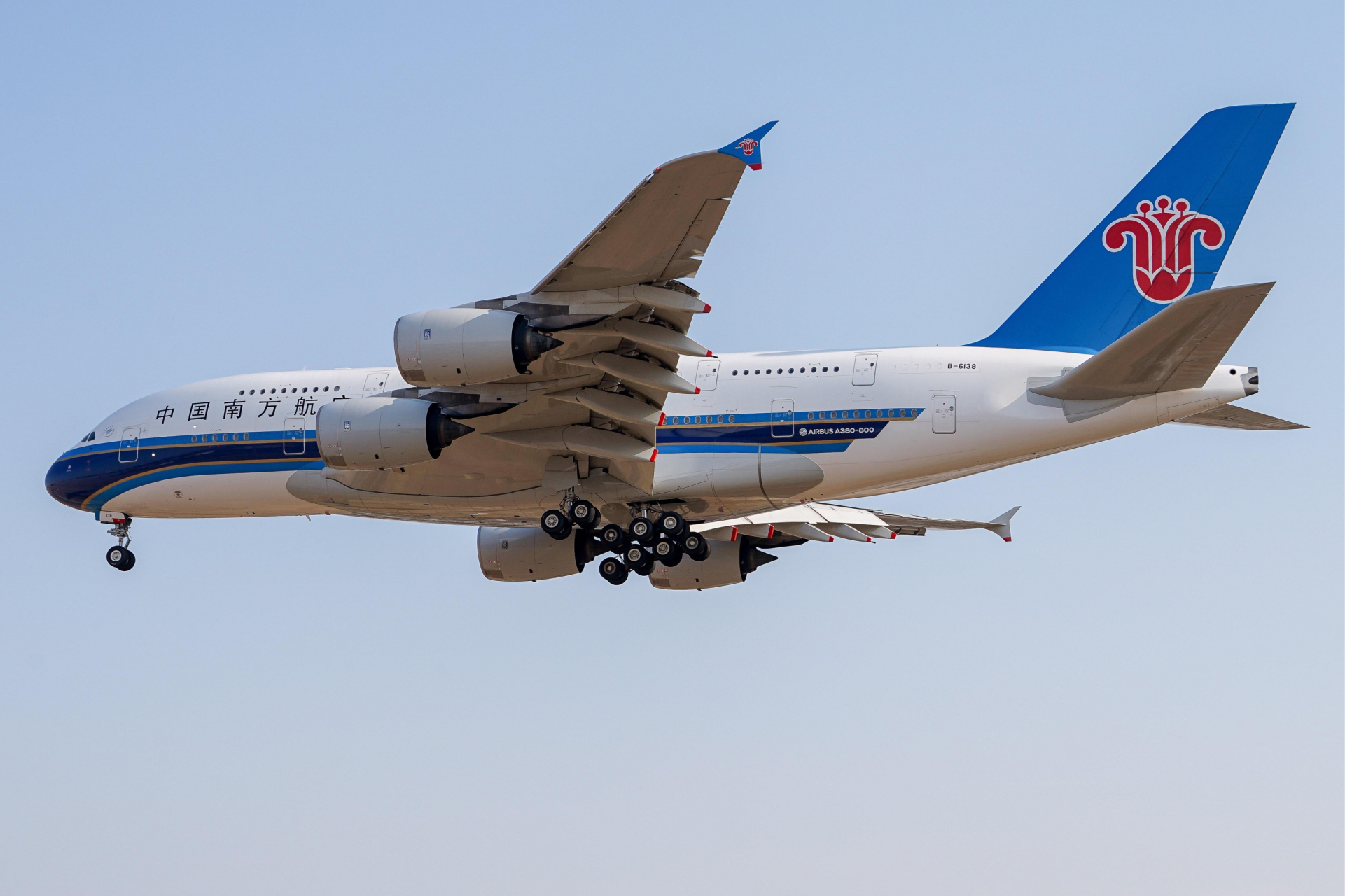 南航高飞越万里, 国航翱翔梦天涯.