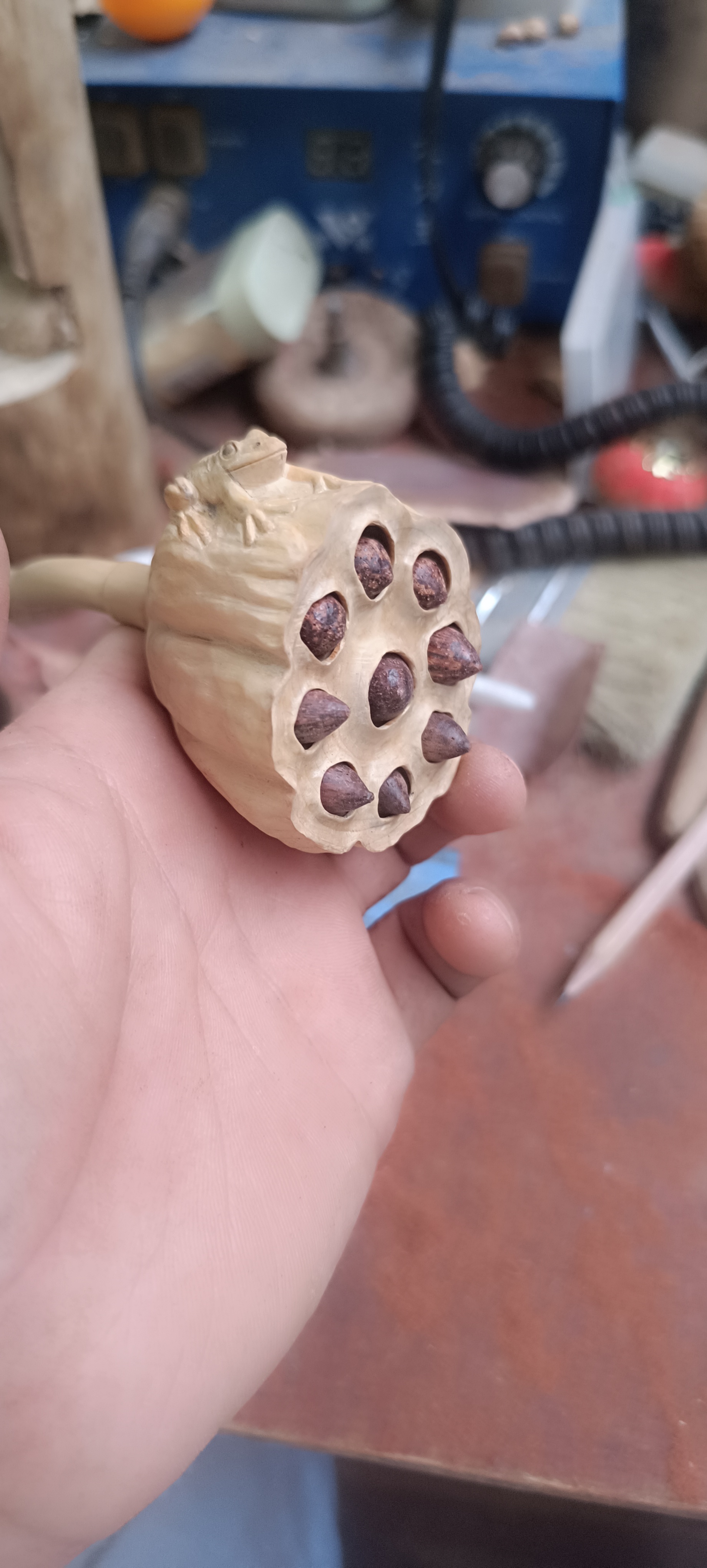 小叶黄杨雕刻青蛙莲蓬手把件