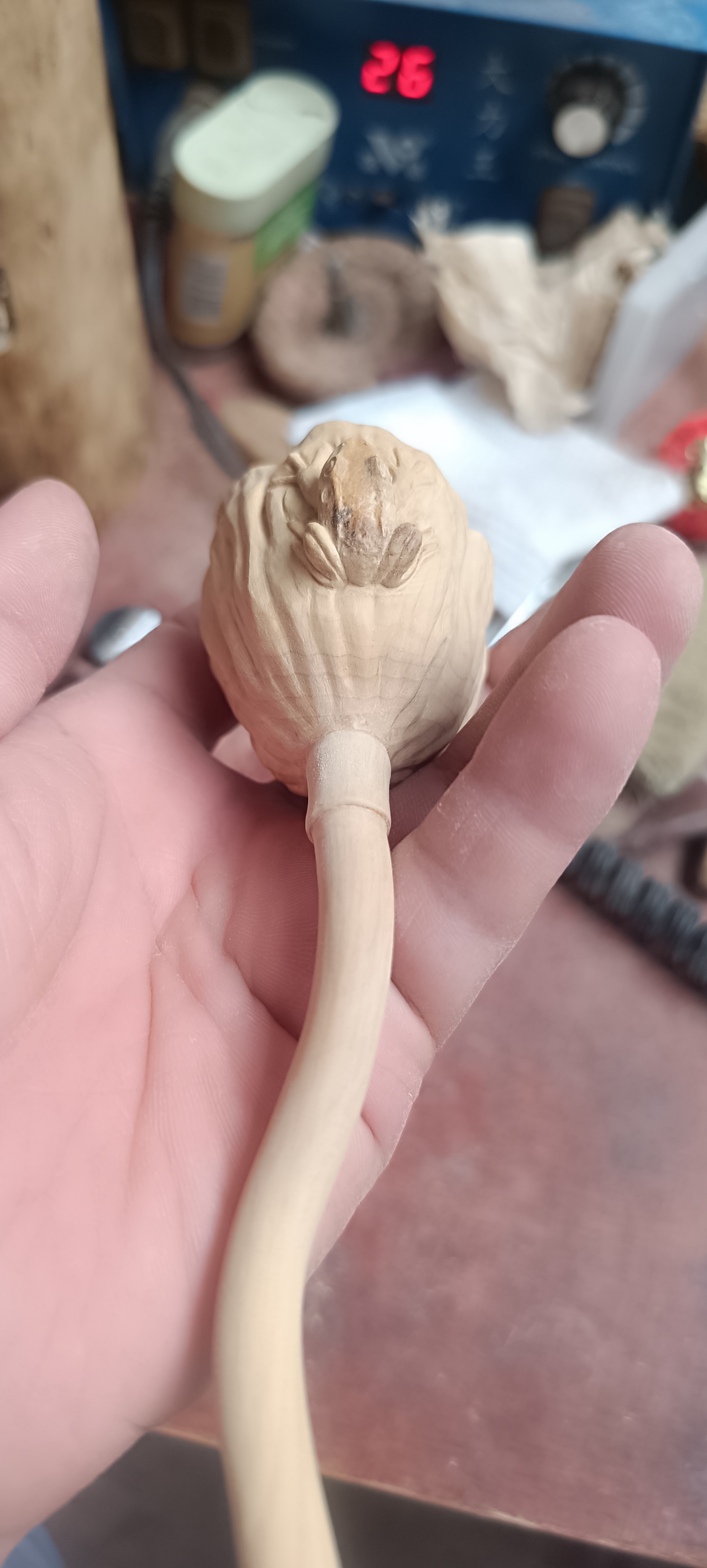 小叶黄杨雕刻青蛙莲蓬手把件