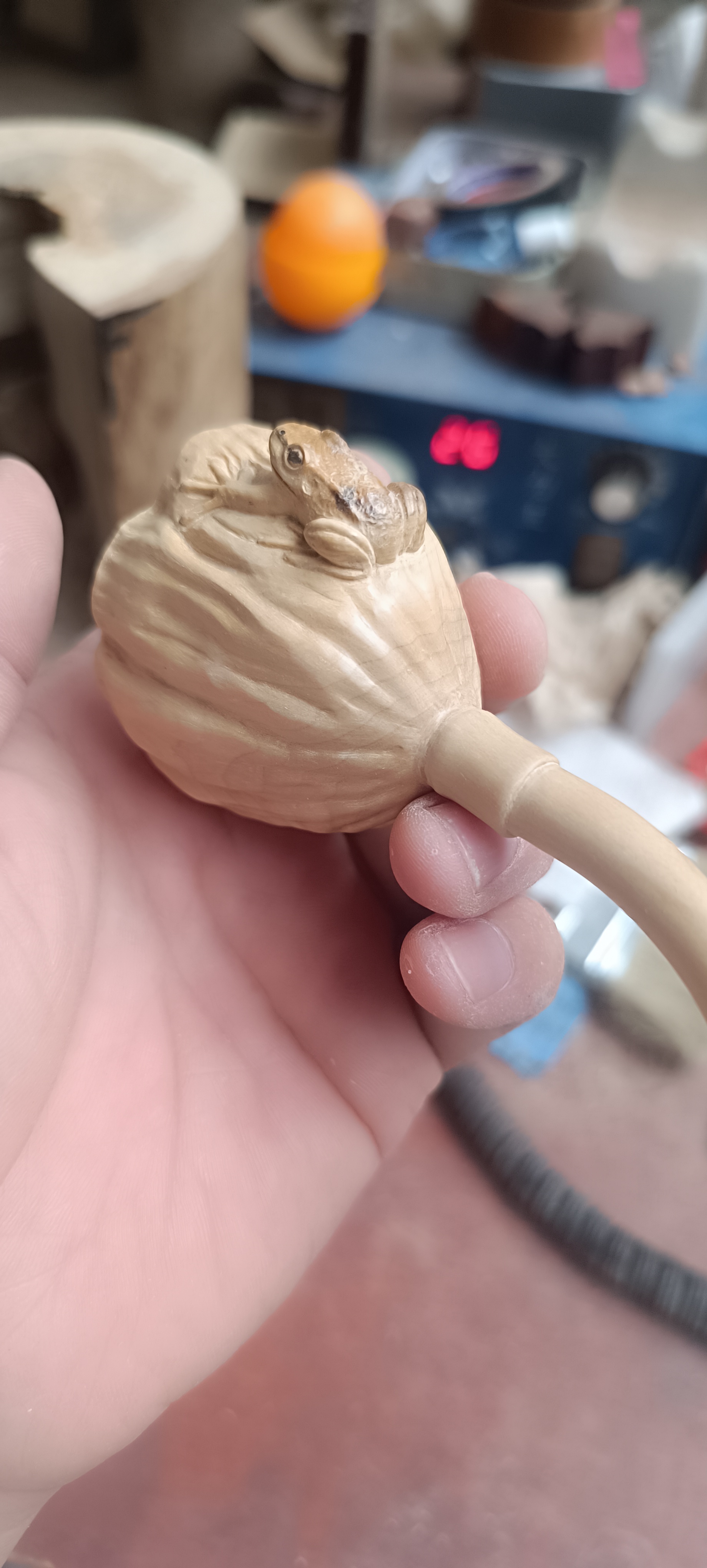 小叶黄杨雕刻青蛙莲蓬手把件