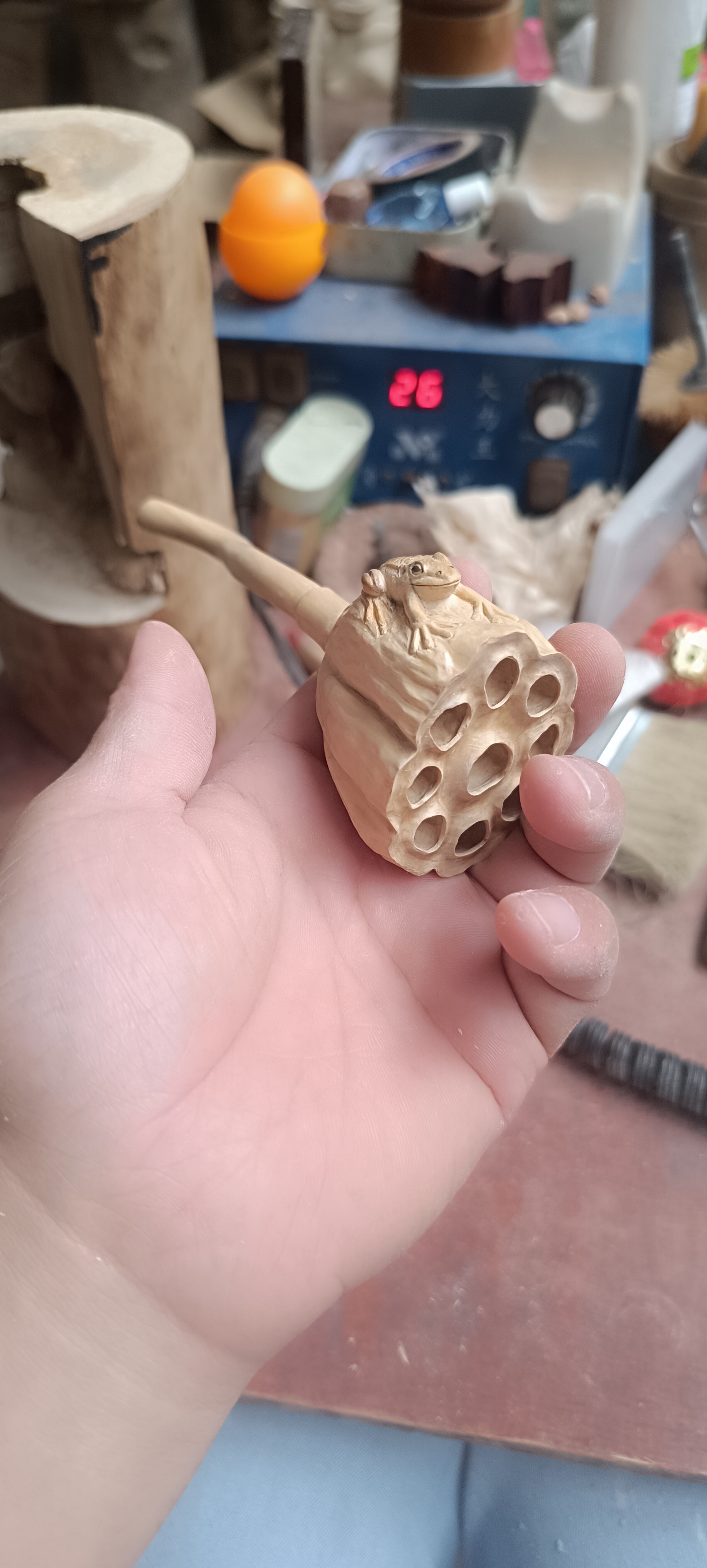 小叶黄杨雕刻青蛙莲蓬手把件