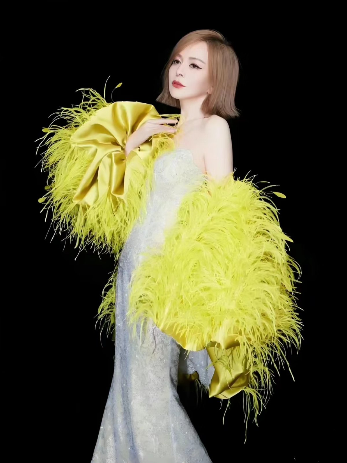 年 5 月 8 日,53 岁的王琳现身《乘风 2024》彩排现场,她身着粉衣短裤