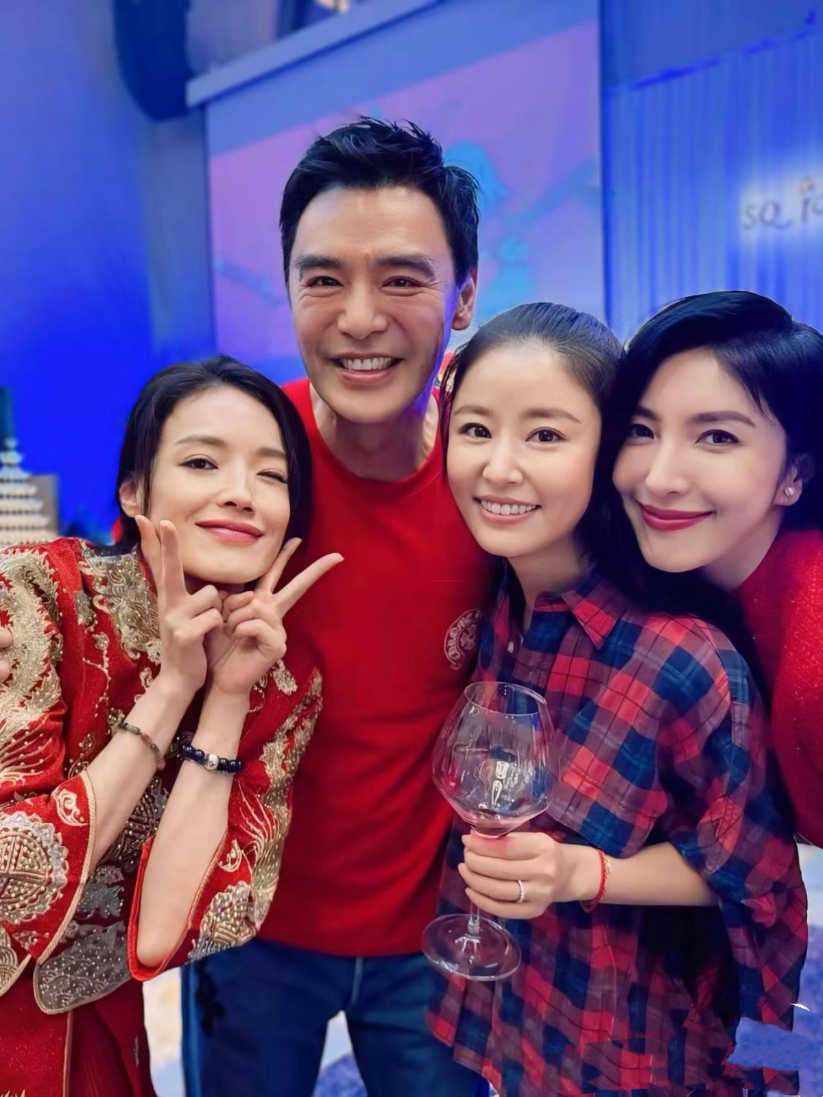 4 月 16 日舒淇 48 岁生日,冯德伦晒照为其庆生.