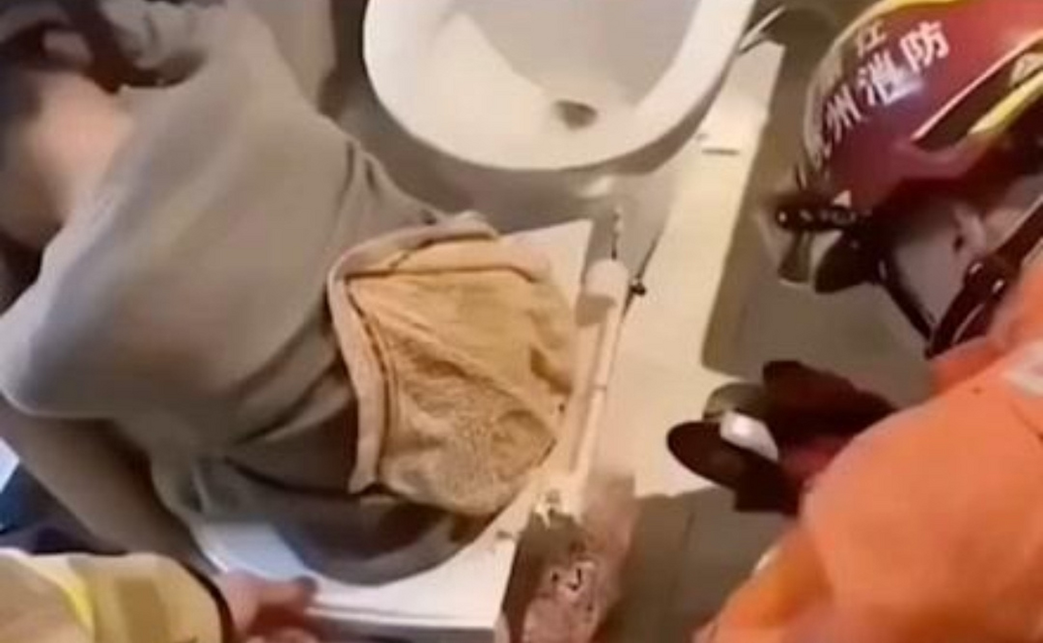 杭州一美女如厕时,小屁股被马桶吸引没收了,左扭右晃拔不出来,使劲