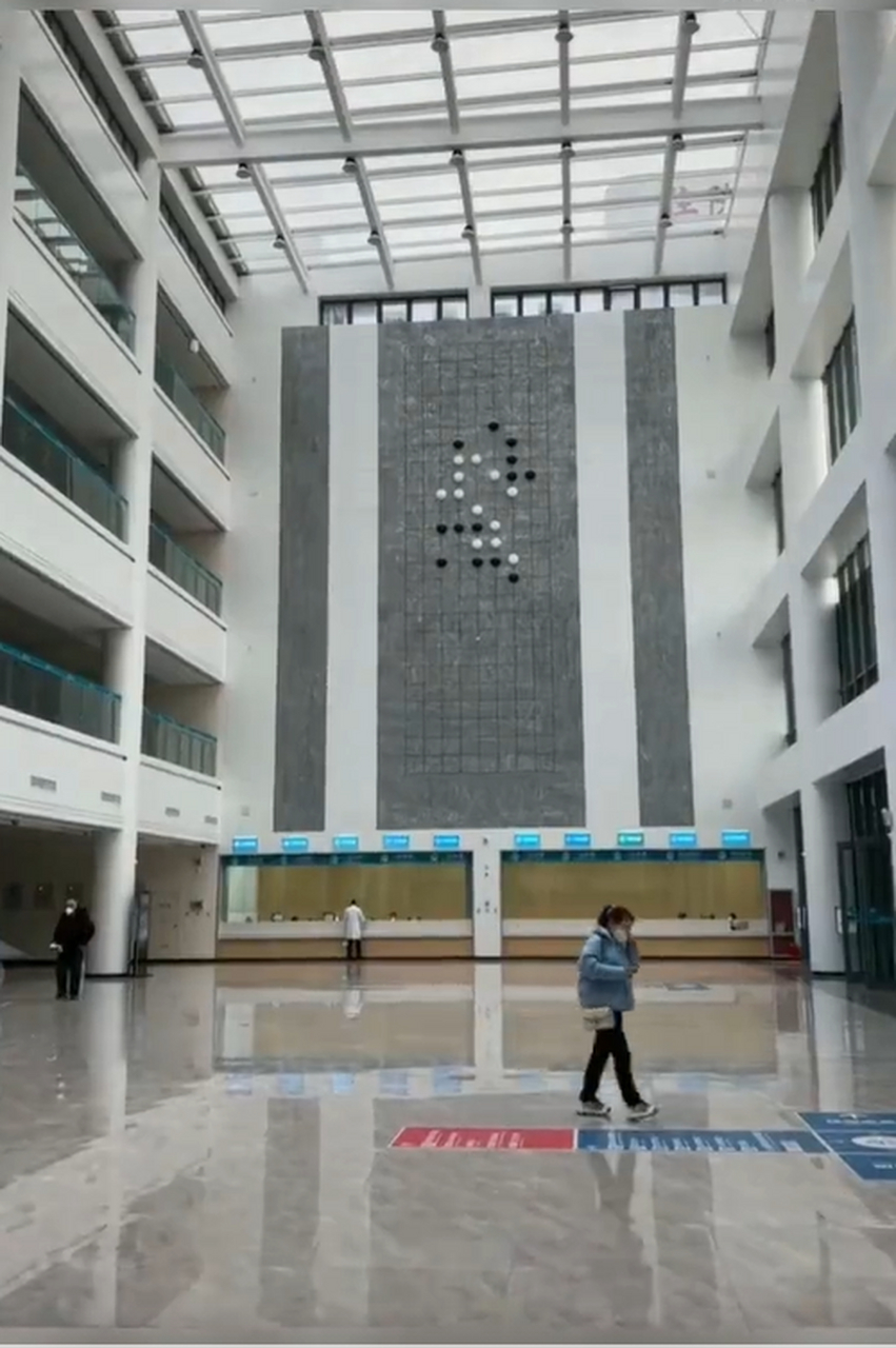 医院的迎门墙上贴了这盘没有下完的棋,什么讲究?