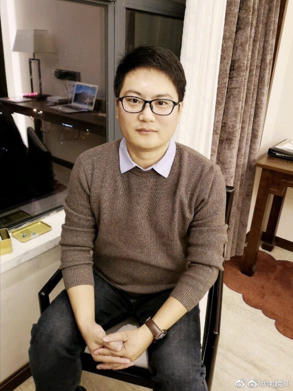 叫王成文. 看面相是好色之人.人面兽心的人渣. 看杭州警方如何表演!