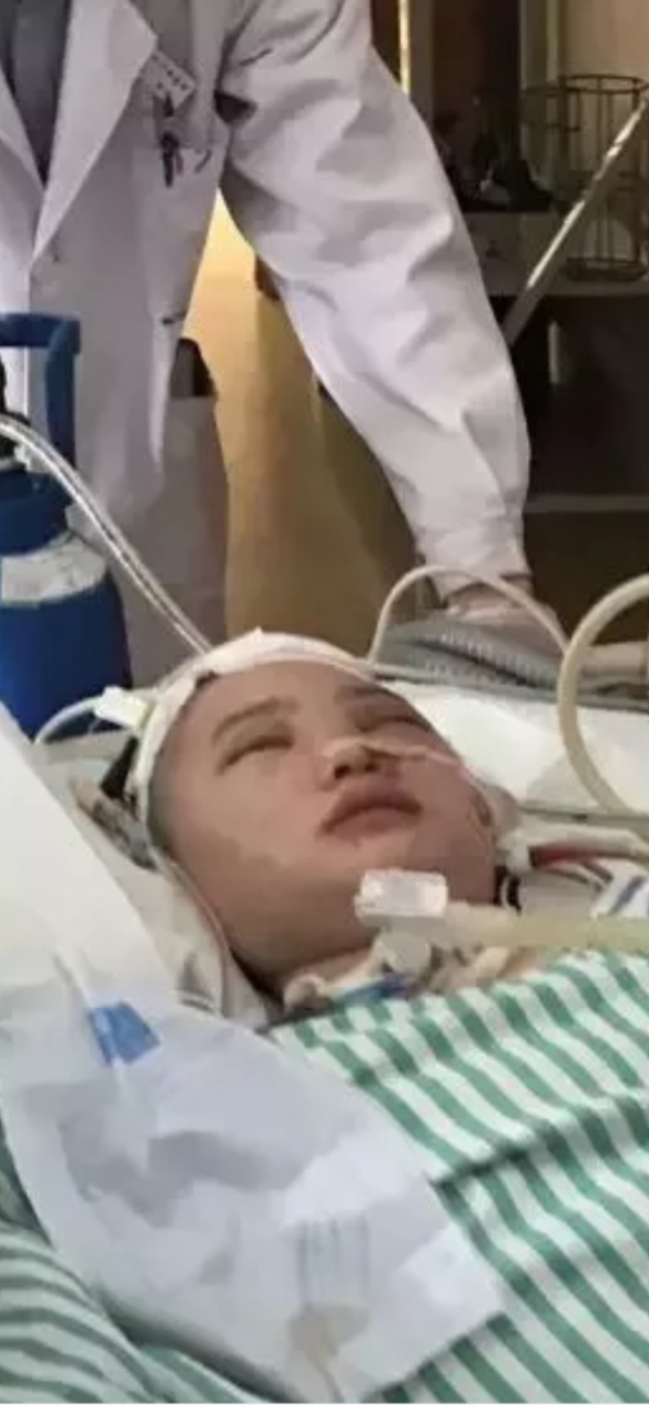 网上广为流传的朱小贞被推到急救室的一个图片