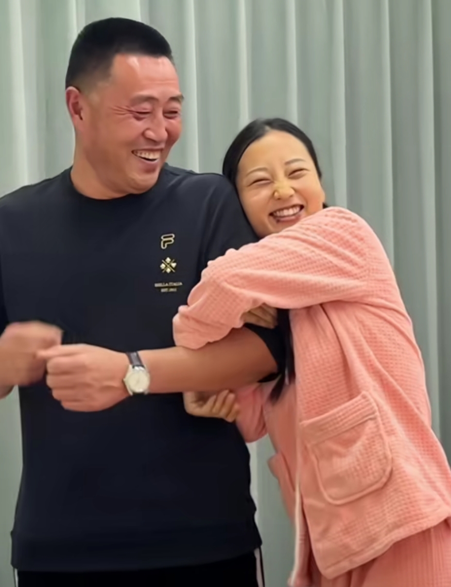 几年前小周嫁入王家后,王先生就把她当成亲女儿对待,小周也把公公