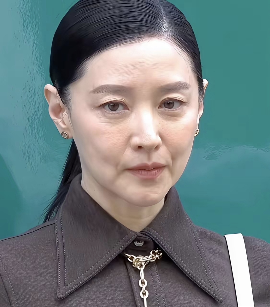 李英爱的近照看起来确实是沧桑了不少,毕竟她也是五十几岁的人,所以