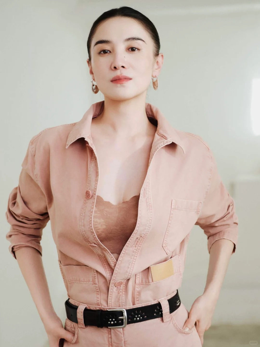 宋佳的美,是矛盾的