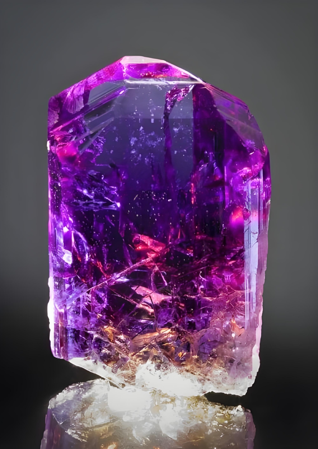 紫水晶,是水晶家族中唯一的紫色系水晶,神秘浪漫的色泽使他当之无愧的