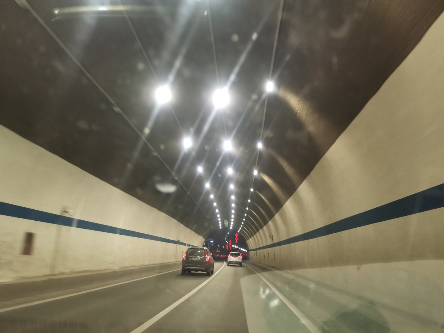《乌鲁木齐蜘蛛山隧道》  搭建在城市中间,横卧在高楼大厦缝隙里 蜘蛛