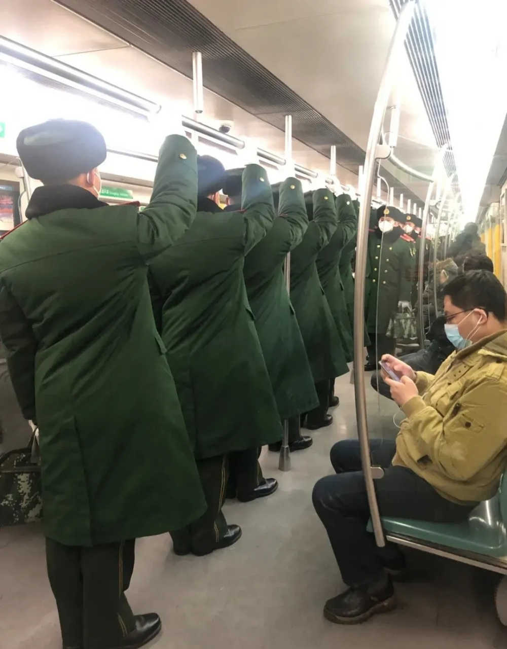 国外士兵坐地铁随意,我们的子弟兵整齐划一,纪律严明,优良的作风让人