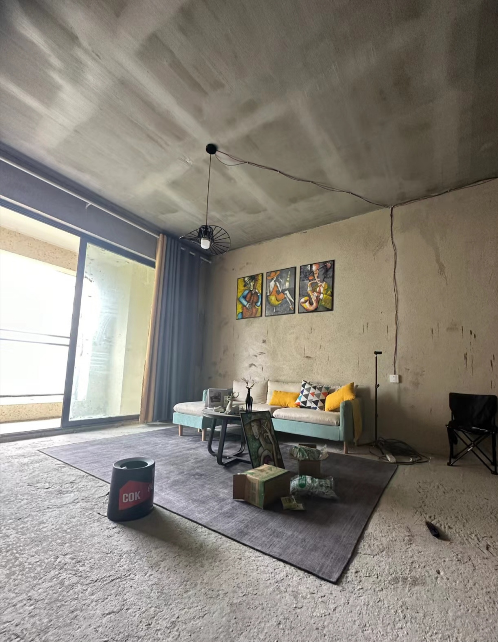 毛坯房入住,极简是另一种高级,有人叫叙利亚风或阿富汗风,总之,一股