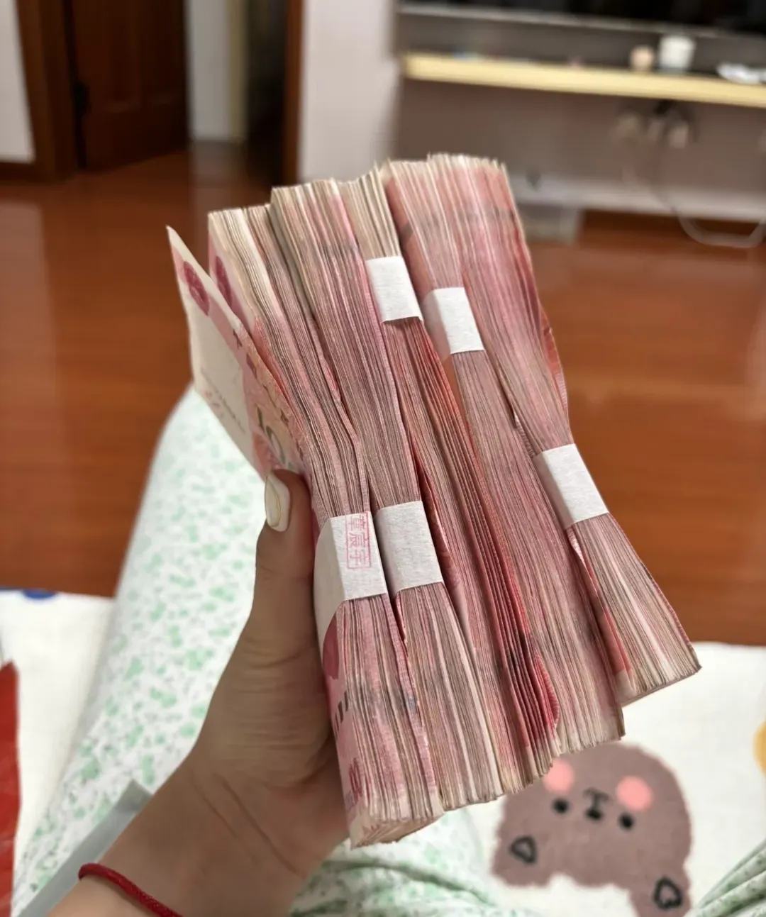 我想问下 结婚办酒席收到的礼金 是应该小两口收着 还是公婆拿着 我是