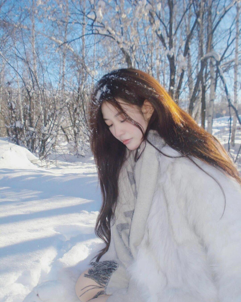 形容雪景里漂亮的美女图片