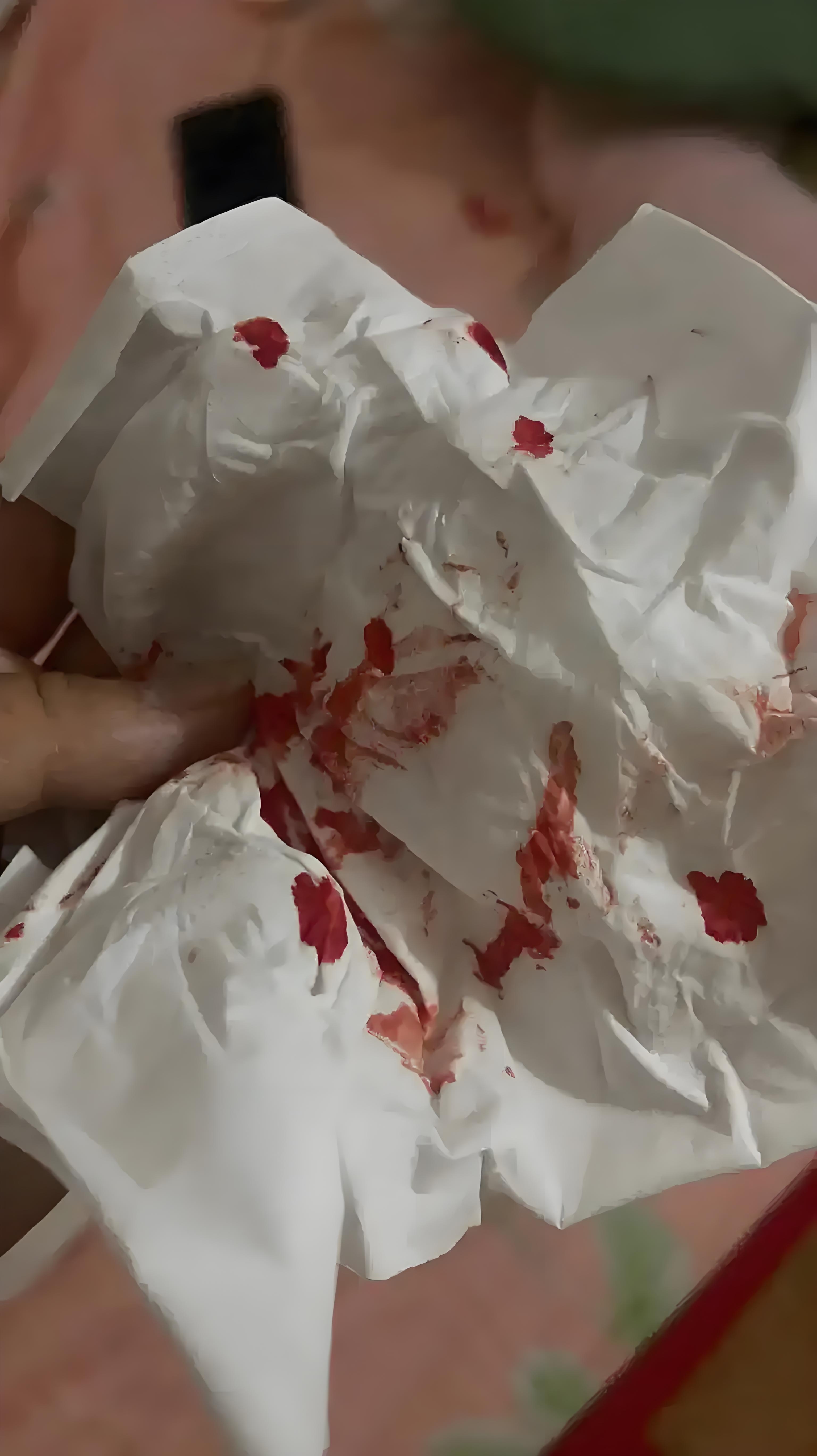 那年,还没放暑假呢,天气就出了奇的热,正在上课时,同桌热的流鼻血了