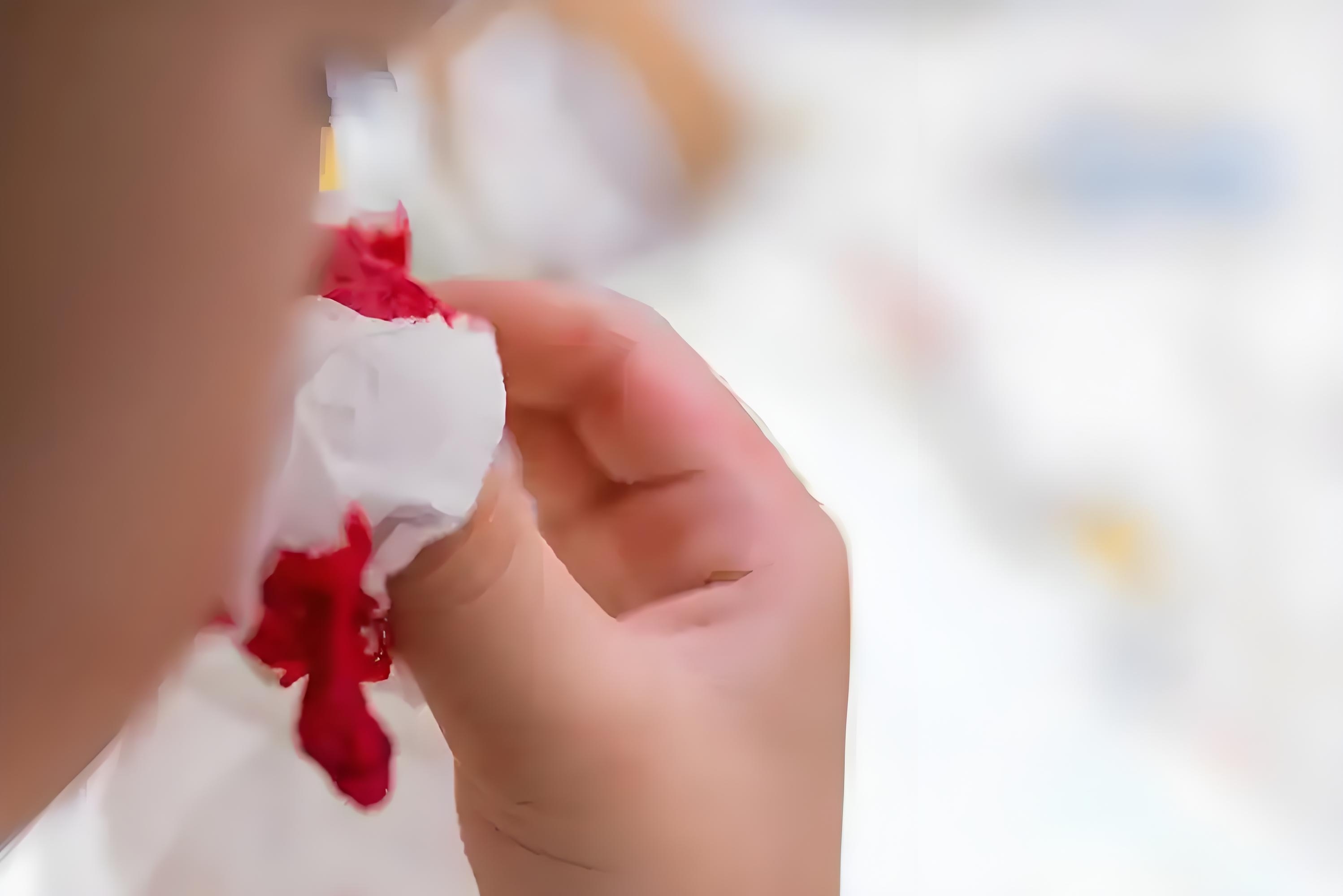 那年,还没放暑假呢,天气就出了奇的热,正在上课时,同桌热的流鼻血了