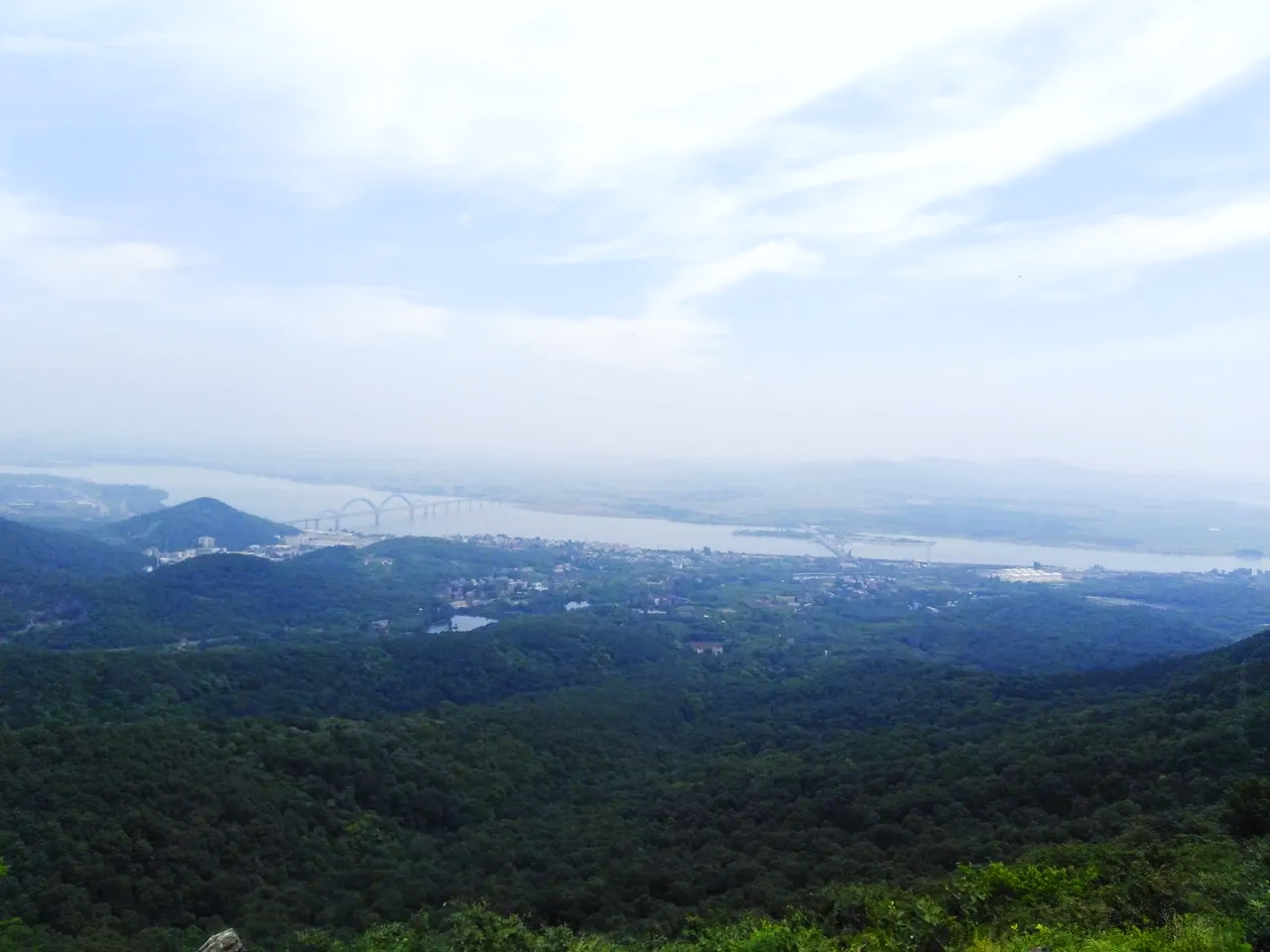 紫玉山秀,万亩秋田茂.谷穗飘香丰获厚,霜叶红如蔻豆