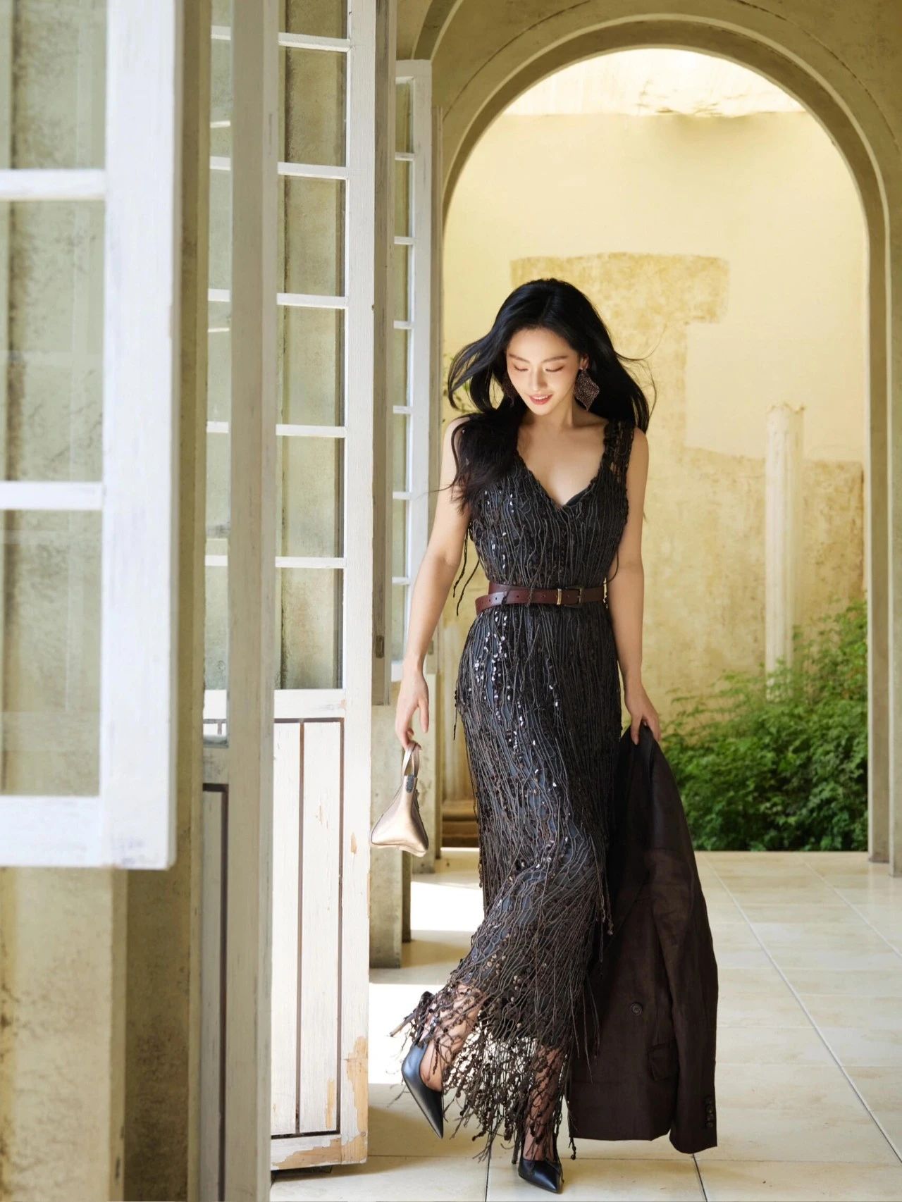 v领亮片流苏裙勾勒天鹅颈,棕色腰带收腰显出2米8超模比例#张嘉倪复出