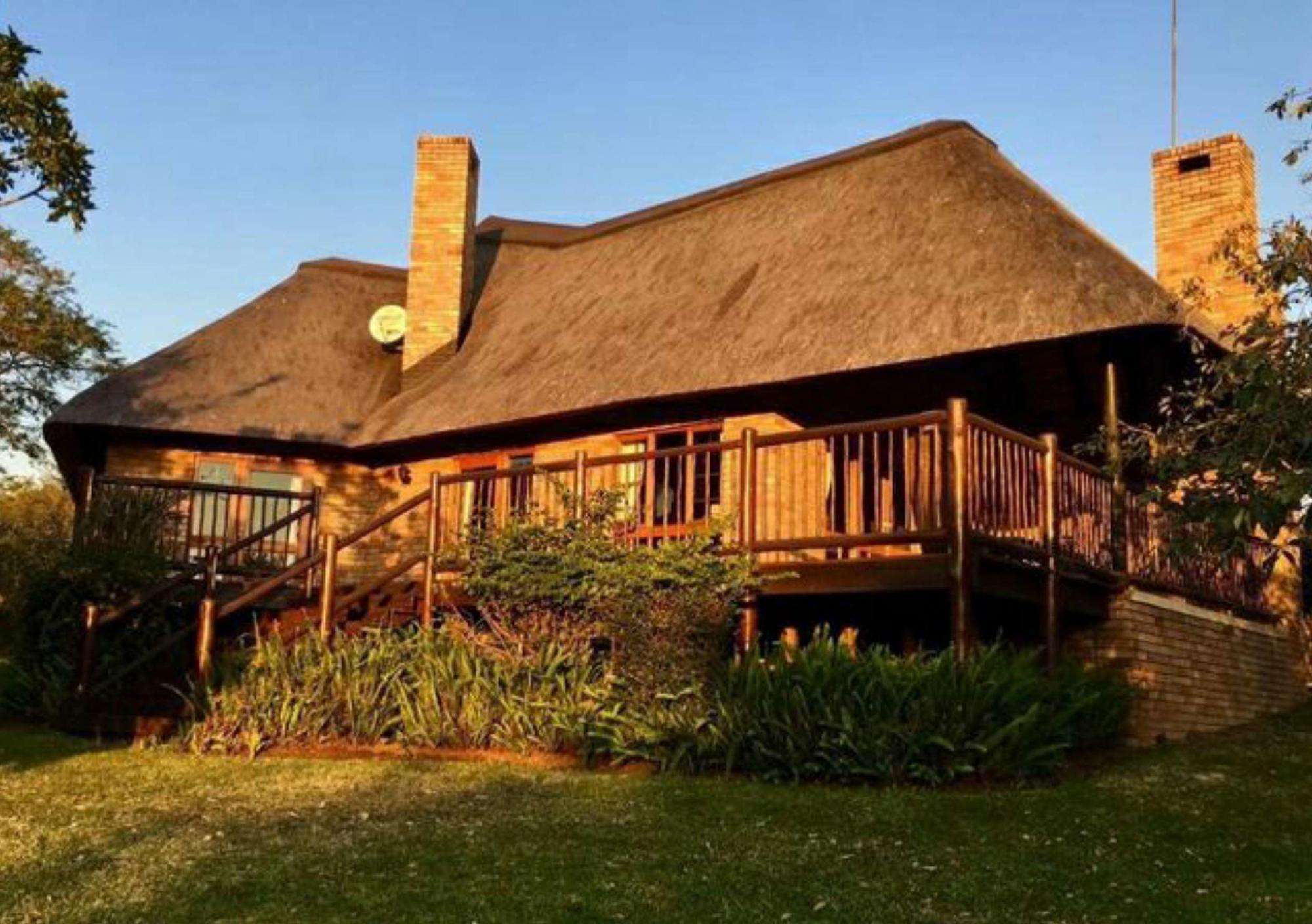 在非洲的别墅区,一栋现代化的建筑矗立在广袤的大地上.